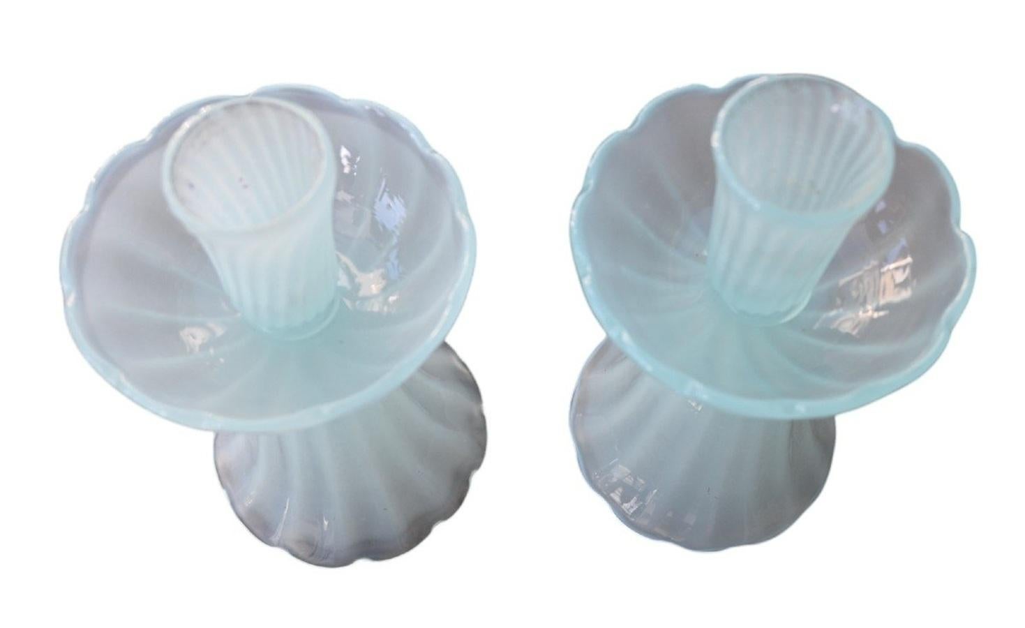 Coppia di candelieri in vetro opalescente di Murano in perfette condizioni della prima metà del XX secolo, interamente realizzati a mano
Altezza 17 cm ciascuno, diametro della base 10,2 cm