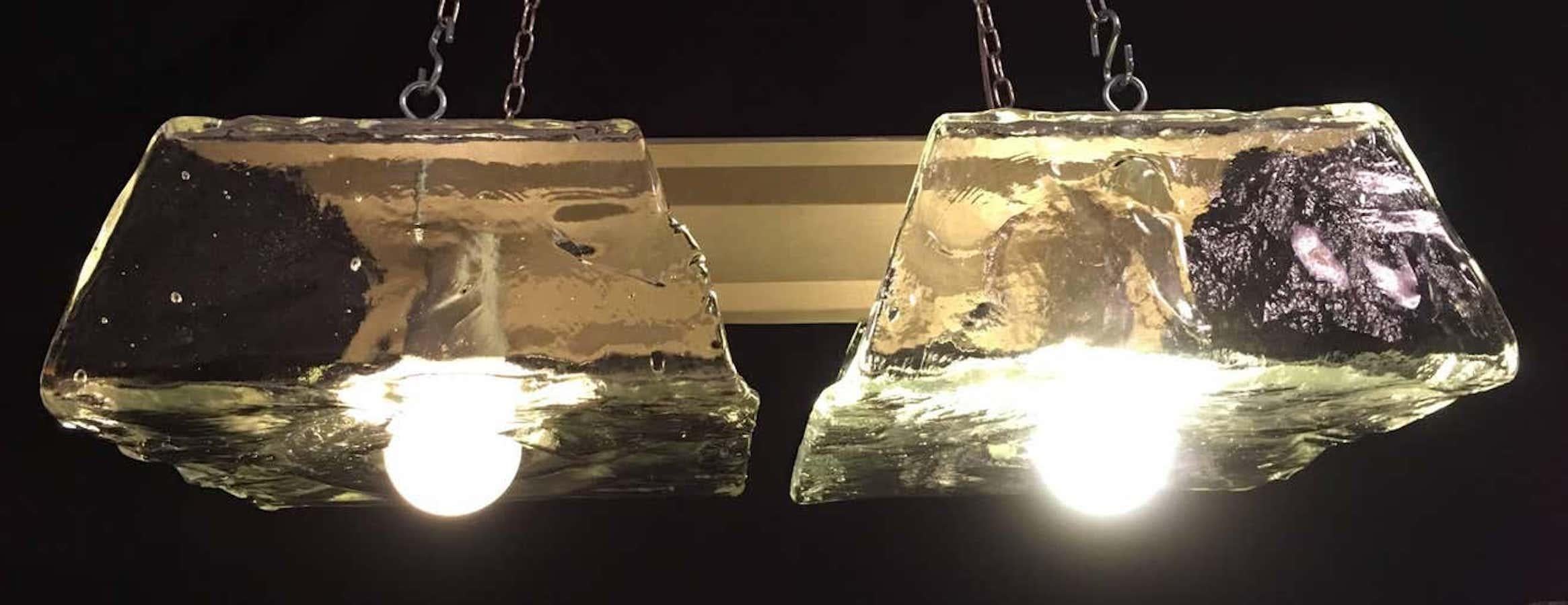 Rarissimo vetro di Murano realizzato da Aureliano Toso, uno dei grandi protagonisti della creatività artistica del vetro.
Ognuno di essi è formato da due grandi vetri massicci.
 Disponibile anche con 3 bicchieri e 2 coppie di applique. 

Pulito e