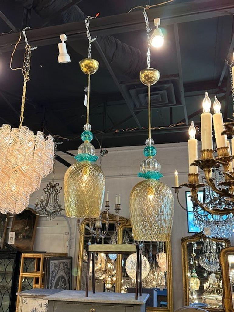 Coppia di moderne lampade a sospensione in vetro di Murano color champagne e turchese. Sicuramente farà parlare di sé!