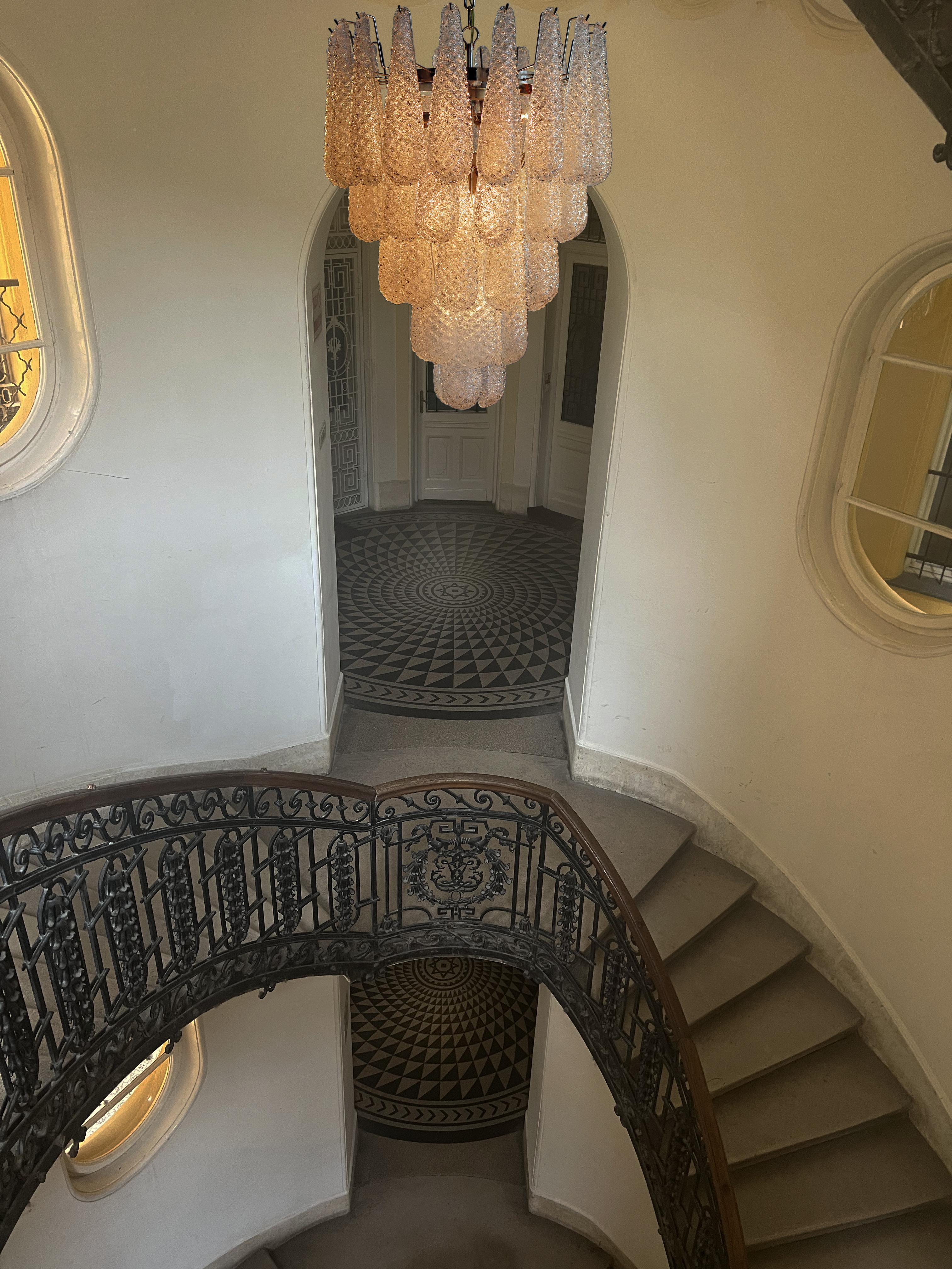 Coppia di lampadari a petali di Murano in vendita 8