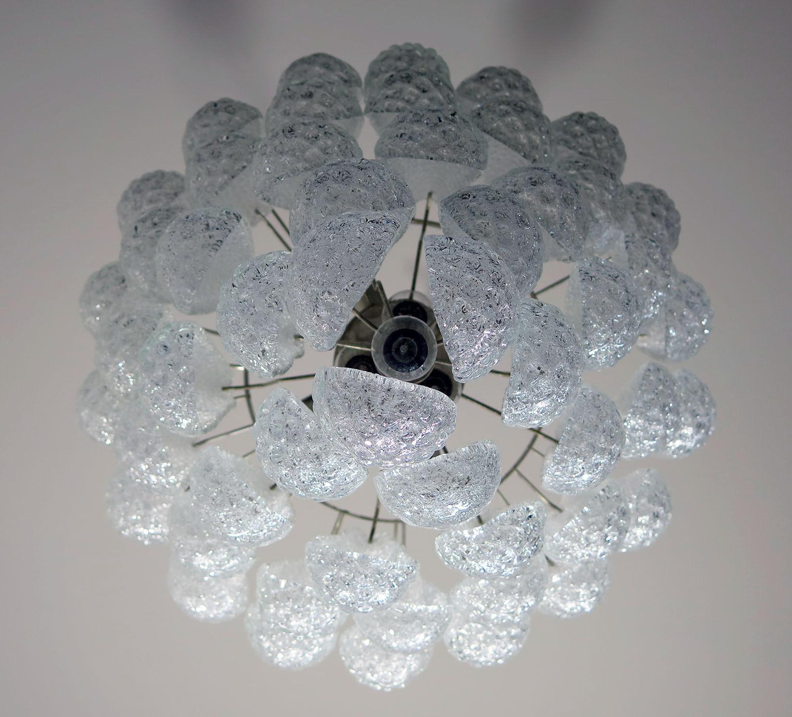 Coppia di lampadari a petali di Murano in vendita 13
