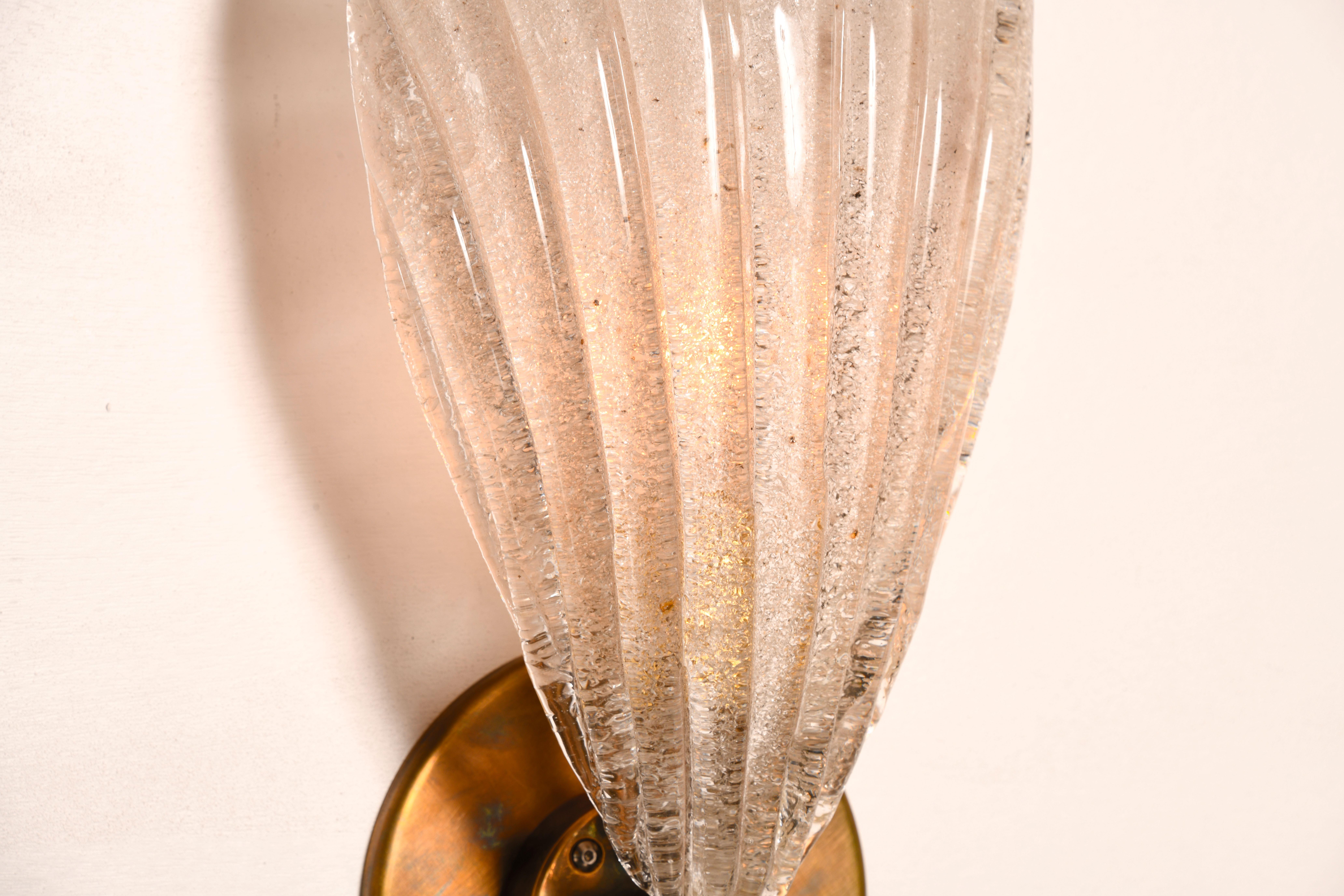 Italiano Coppia di lampade da parete a ventaglio Piastra in vetro di Murano fuse a mano con accenti in oro 24k in vendita