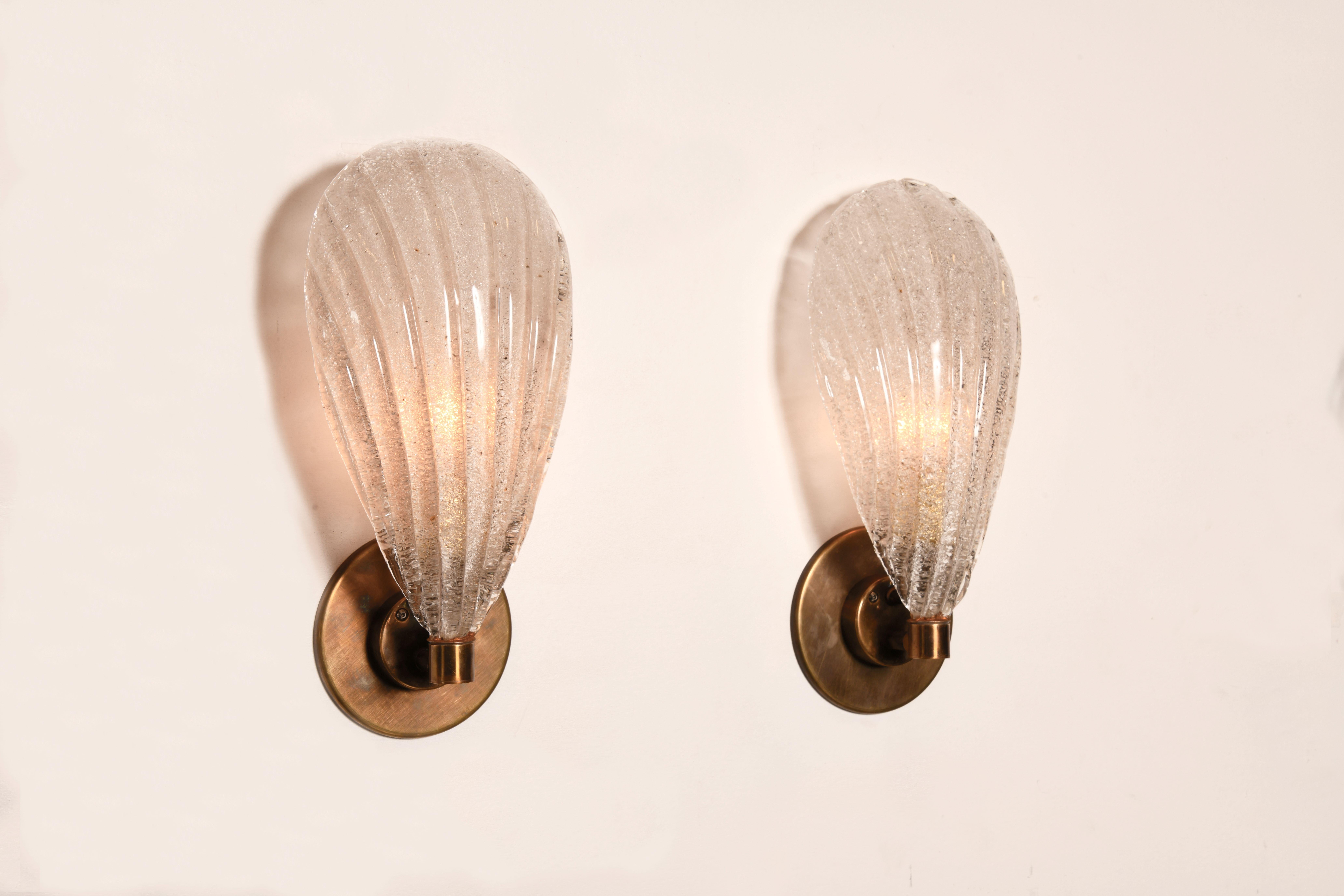 Fatto a mano Coppia di lampade da parete a ventaglio Piastra in vetro di Murano fuse a mano con accenti in oro 24k in vendita