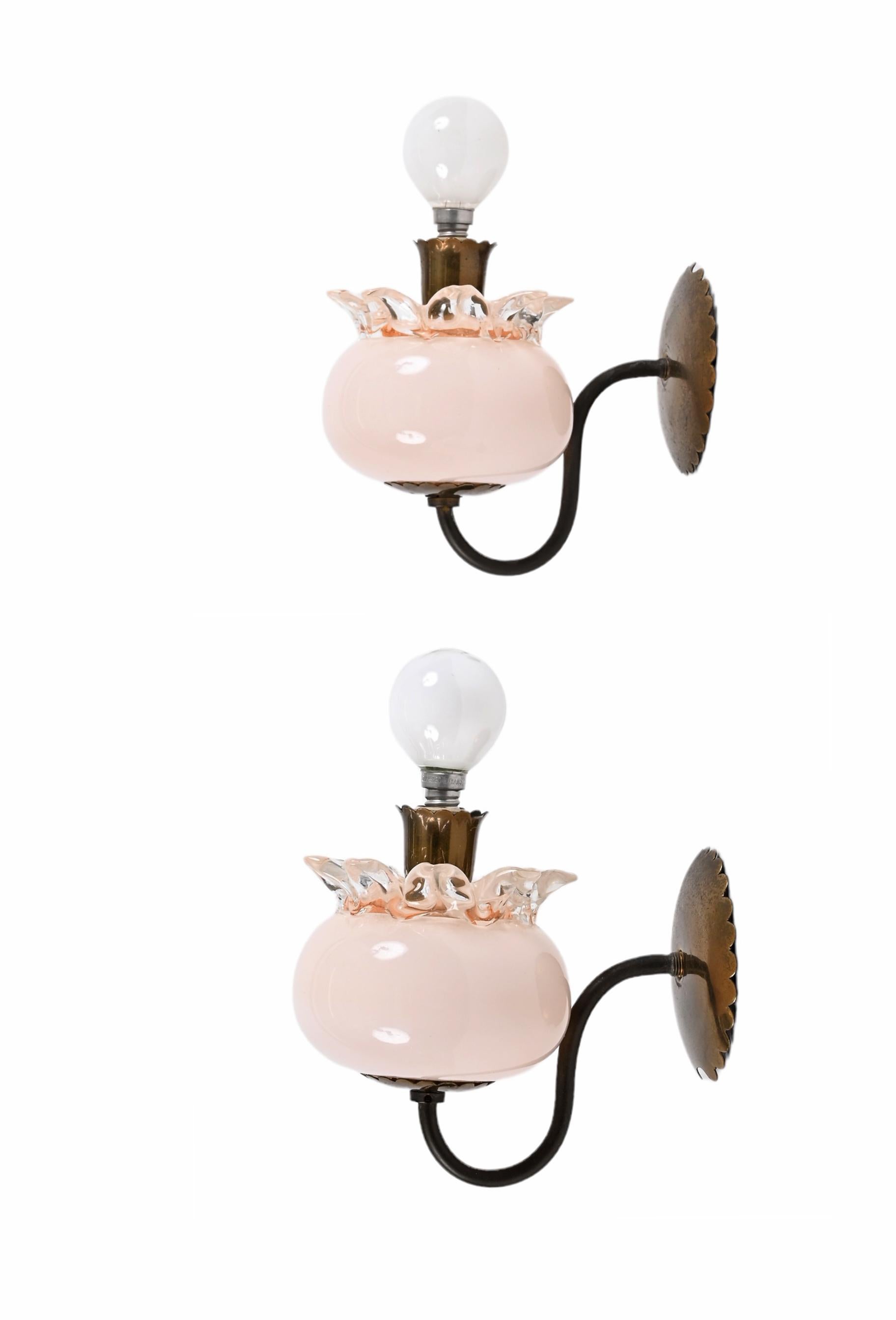 Pair of Murano Pink Glass and Brass Sconces Attributed to Archimede Seguso 1940s For Sale 7