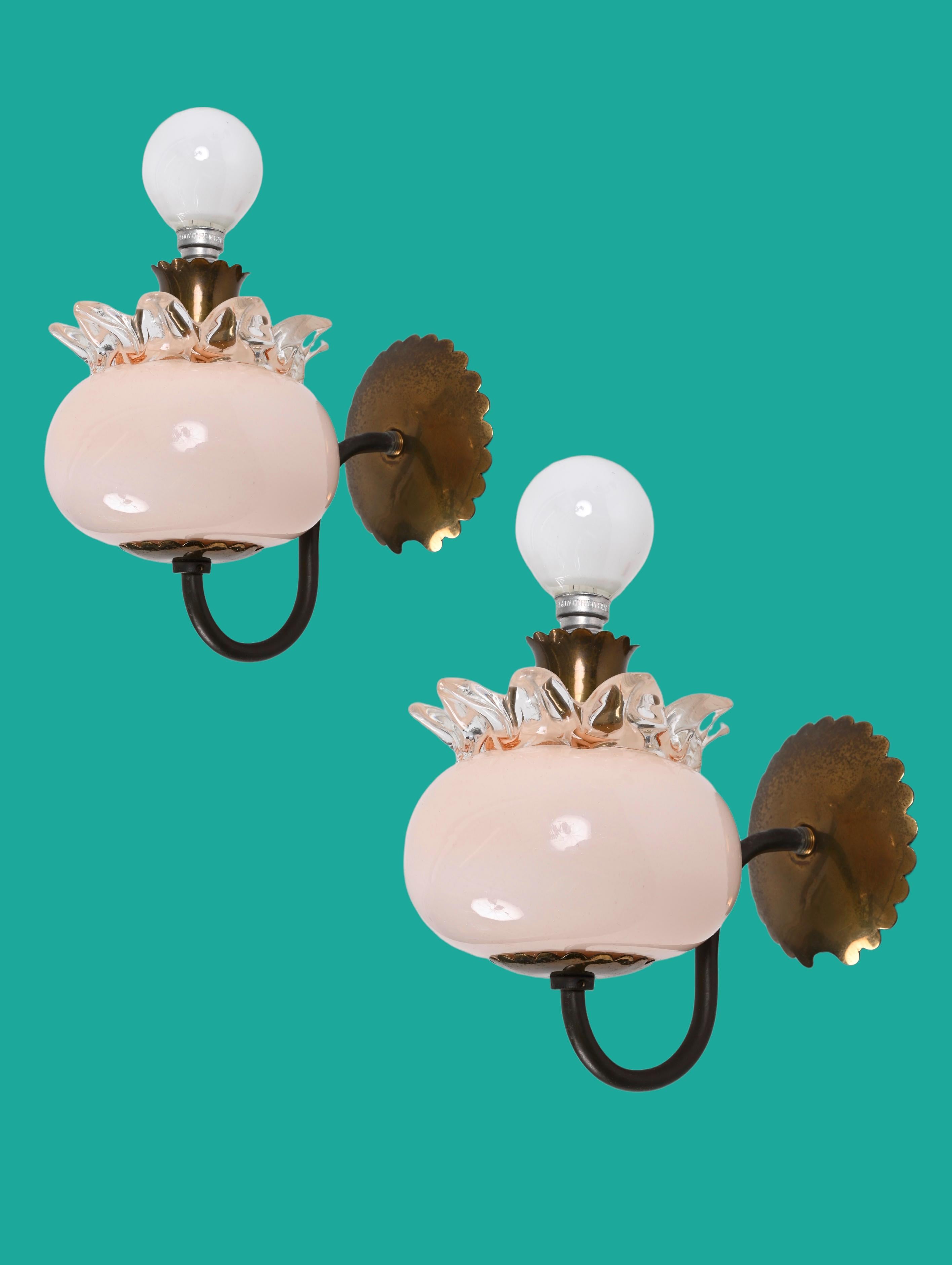 Pair of Murano Pink Glass and Brass Sconces Attributed to Archimede Seguso 1940s For Sale 9