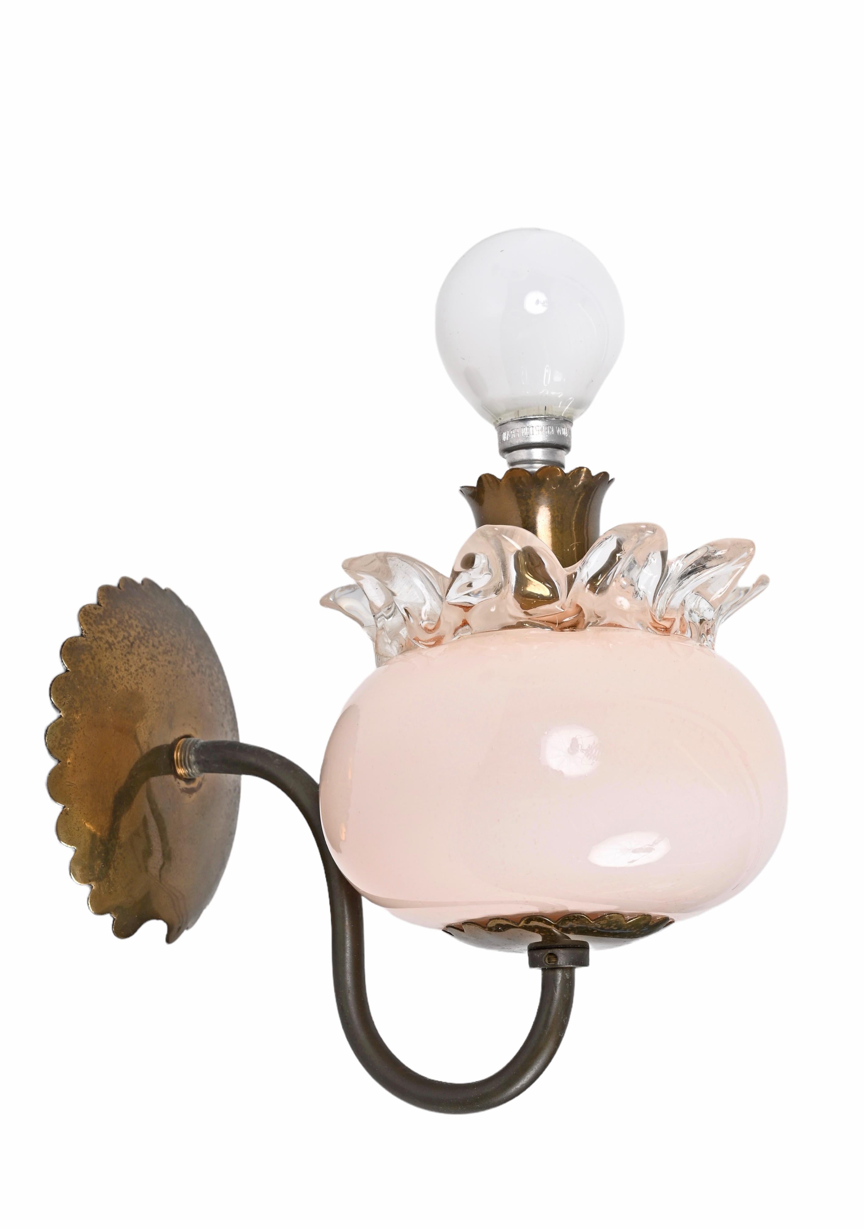 Pair of Murano Pink Glass and Brass Sconces Attributed to Archimede Seguso 1940s In Good Condition For Sale In Roma, IT