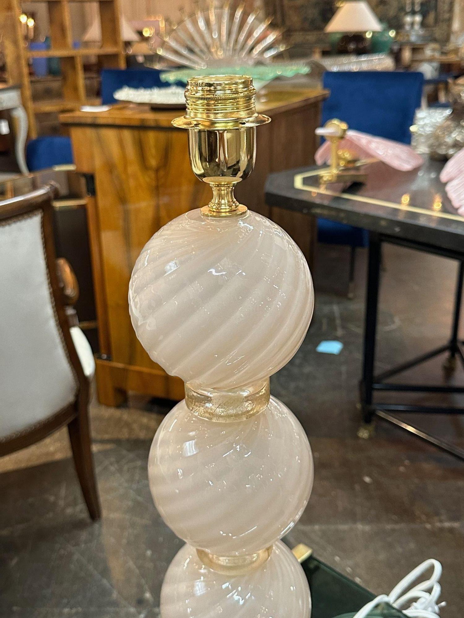 Verre brun Paire de lampes à boules en verre opalescent rose de Murano en vente