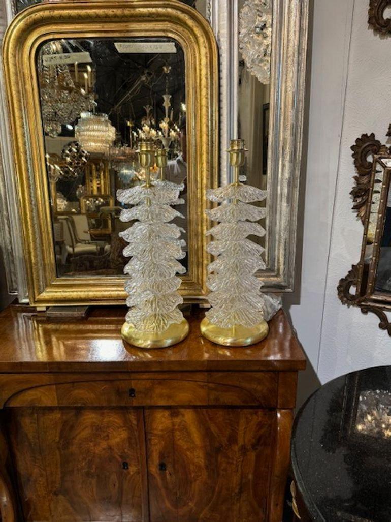 Ein Paar moderne Murano Scheibenlampen aus klarem Glas mit Rüschen. Perfekt für die Übergangsgestaltung von heute! 21 