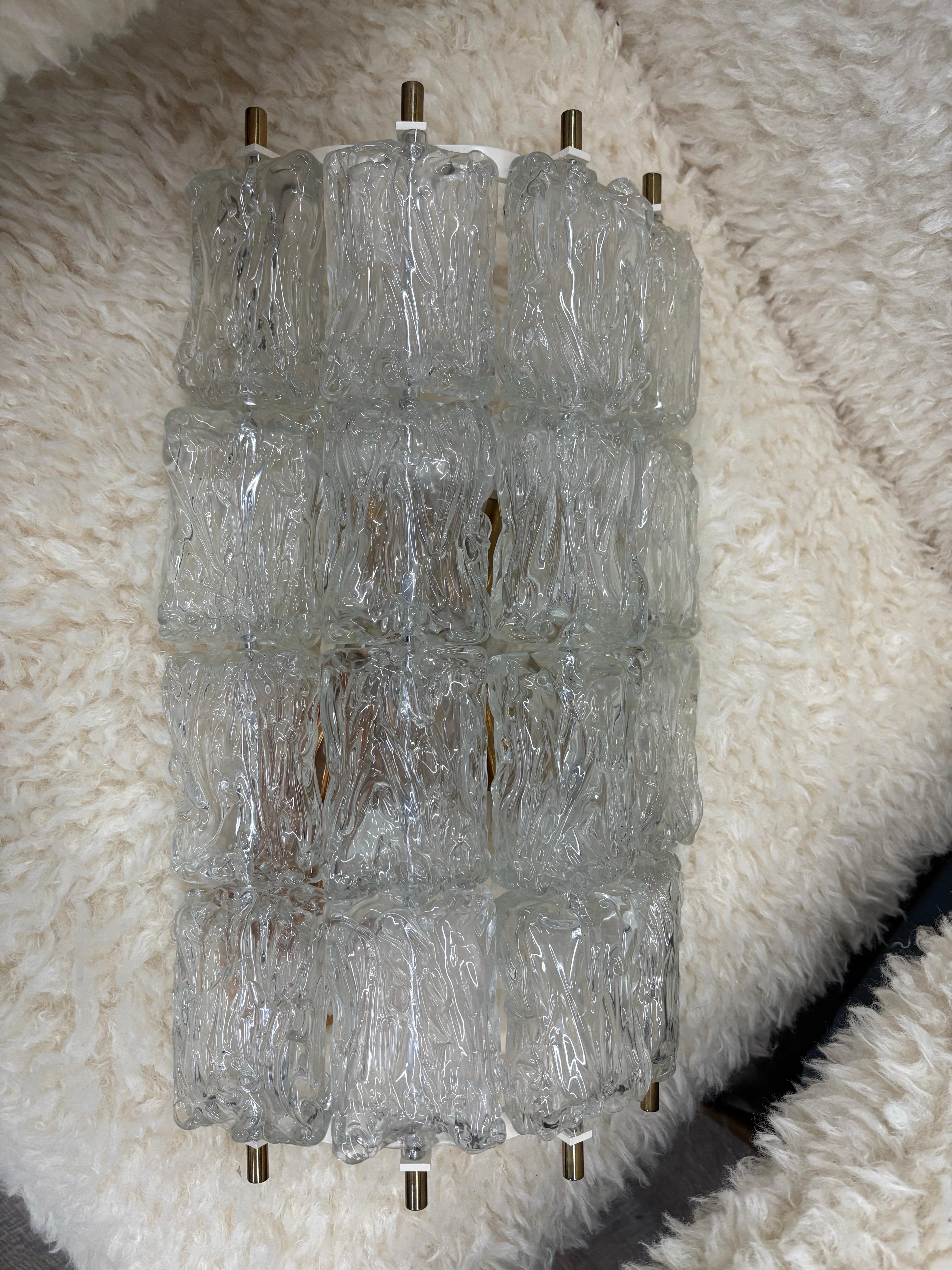 Pareja De Apliques De Cristal De Murano.
Se ofrece una gran pareja de apliques de cristal de Murano de mediados de siglo diseñados por Toni Zuccheri para Venini.
Este precioso par de apliques de cristal de Murano soplado consiste en almohadillas