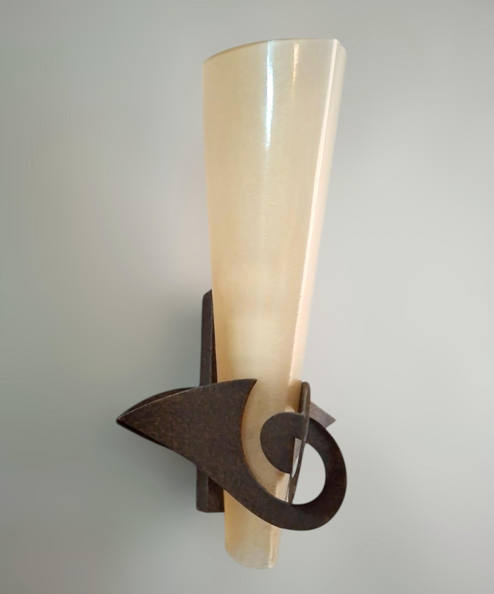 Italienische Wandleuchte mit kegelförmigem Murano-Glasdiffusor in Mattgold, montiert auf einer Eisenstruktur / Made in Italy, ca. 1960er Jahre
Maße: Höhe 12,5 Zoll / Breite 7 Zoll / Tiefe 6,5 Zoll
1 Leuchte / Typ E12 oder E14 / max 40W
2 Paare auf