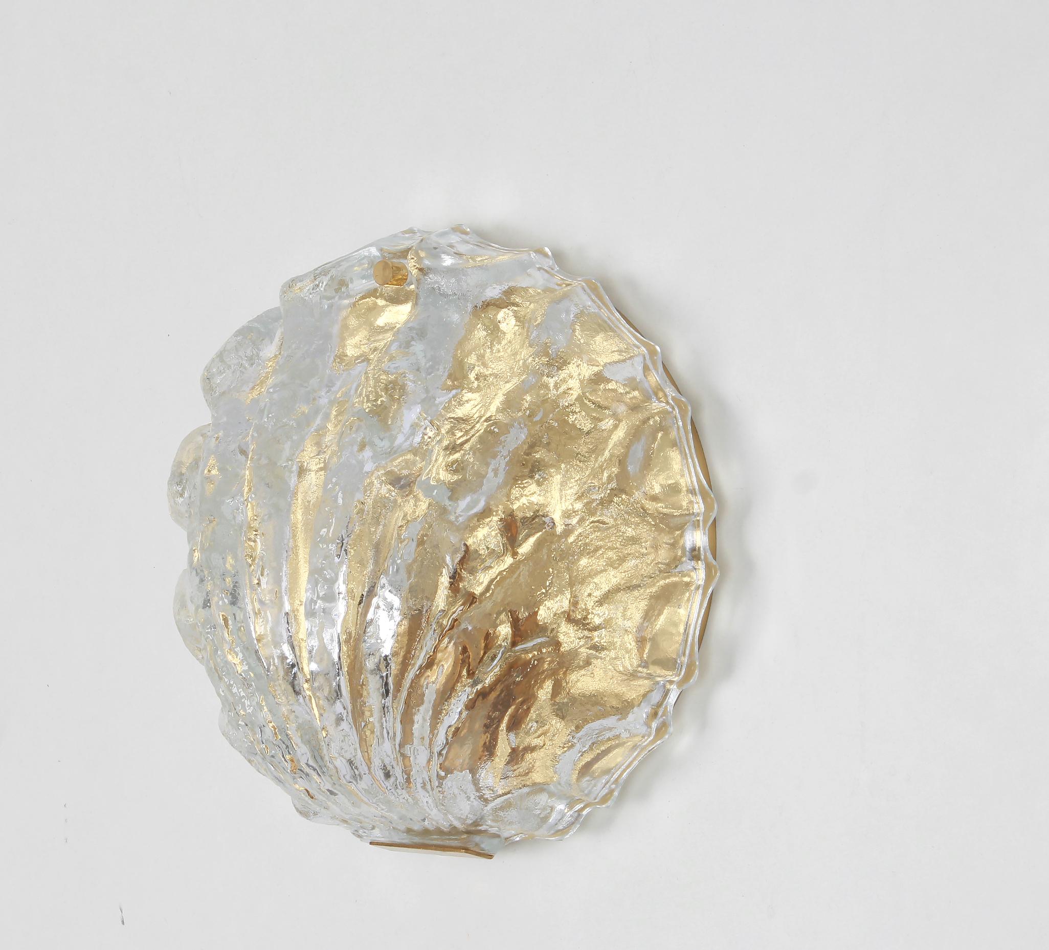 Coppia di bellissime applique con vetro di Murano a forma di conchiglia realizzate da Glashütte Limburg, Germania. Prodotto a metà del secolo scorso, circa 1970.
Vetro spesso di Murano su una cornice dorata

Di alta qualità e in ottime condizioni.