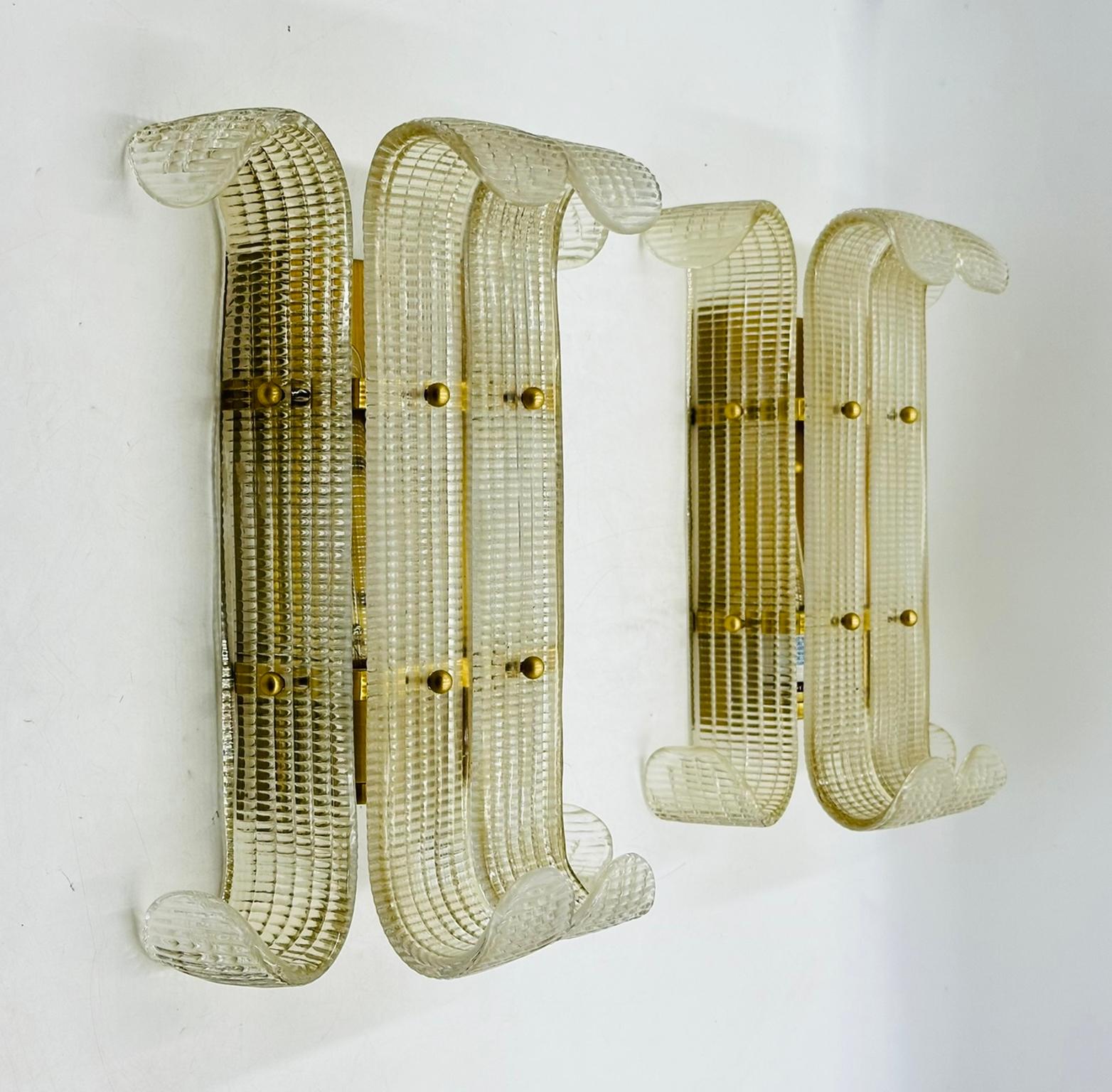 Moderne Paire d'appliques murales en laiton et style Murano en vente