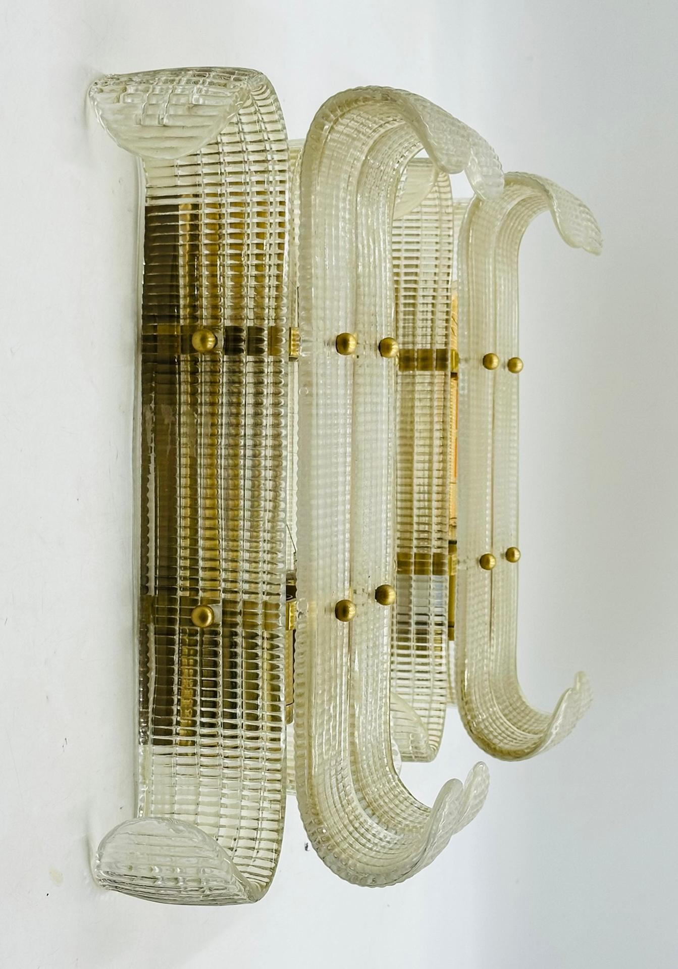 Mid-Century Modern Paire d'appliques murales en laiton et style Murano en vente