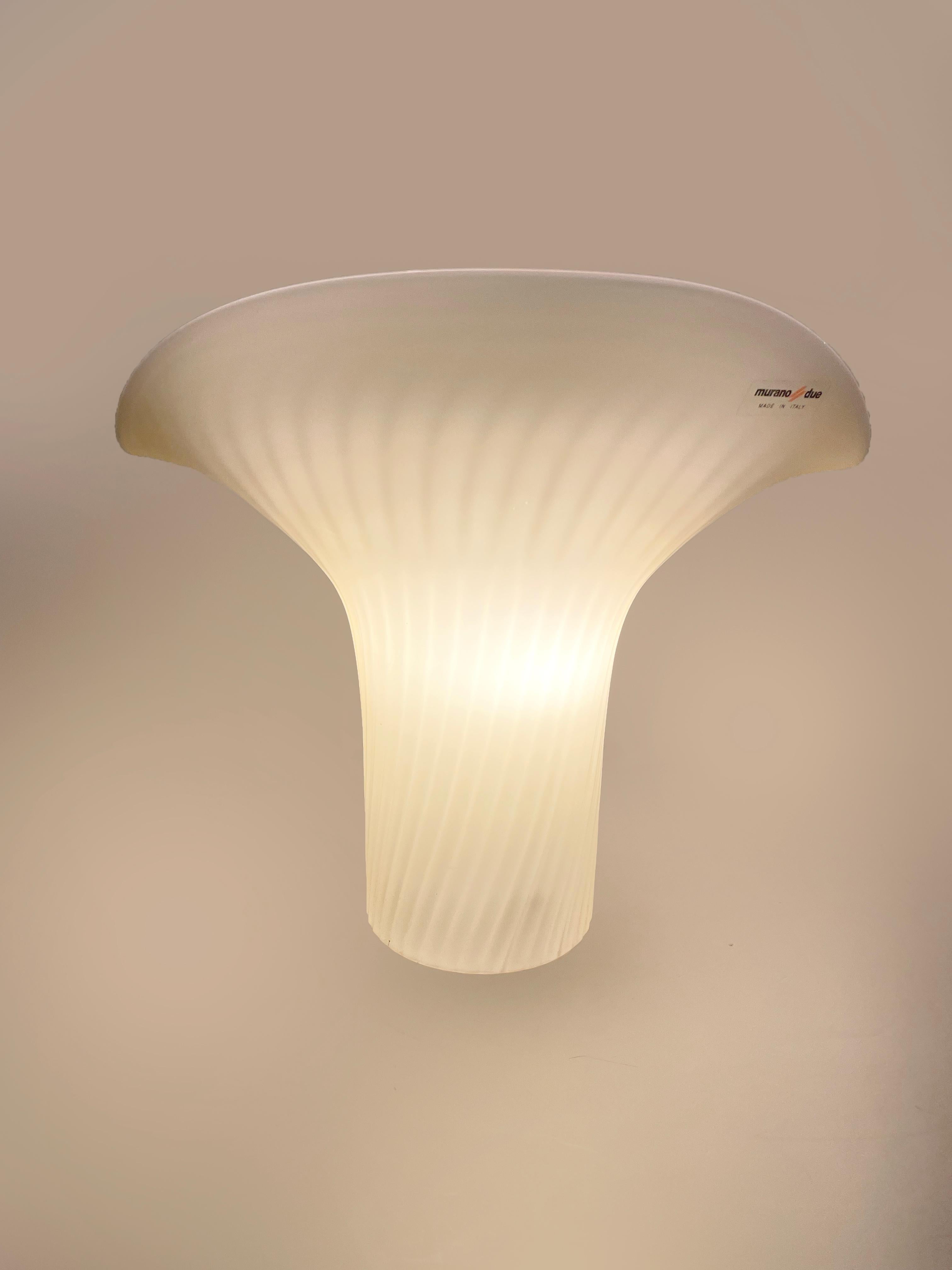 Paar Murano-Lampen „Oyster Mushroom“ mit wirbelnden Calla Lily-Lampen im Zustand „Hervorragend“ in Fall River, MA