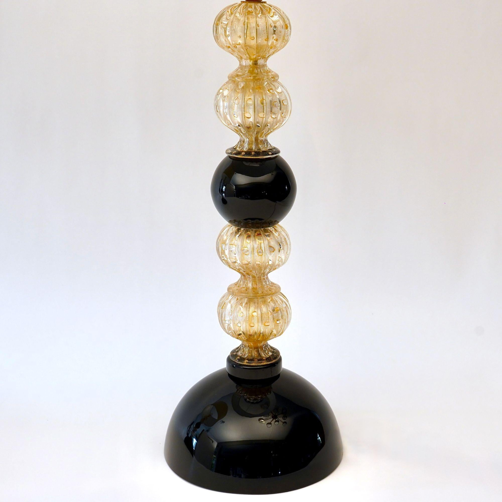 Pair of Black and Rigadin Gold Murano Table Lamps by Alberto Donà — Maestro Collection
A pair of Murano-made table lamps created at the Alberto Donà furnace, each composed of six hand-formed elements. Two sections — the base and a central segment —