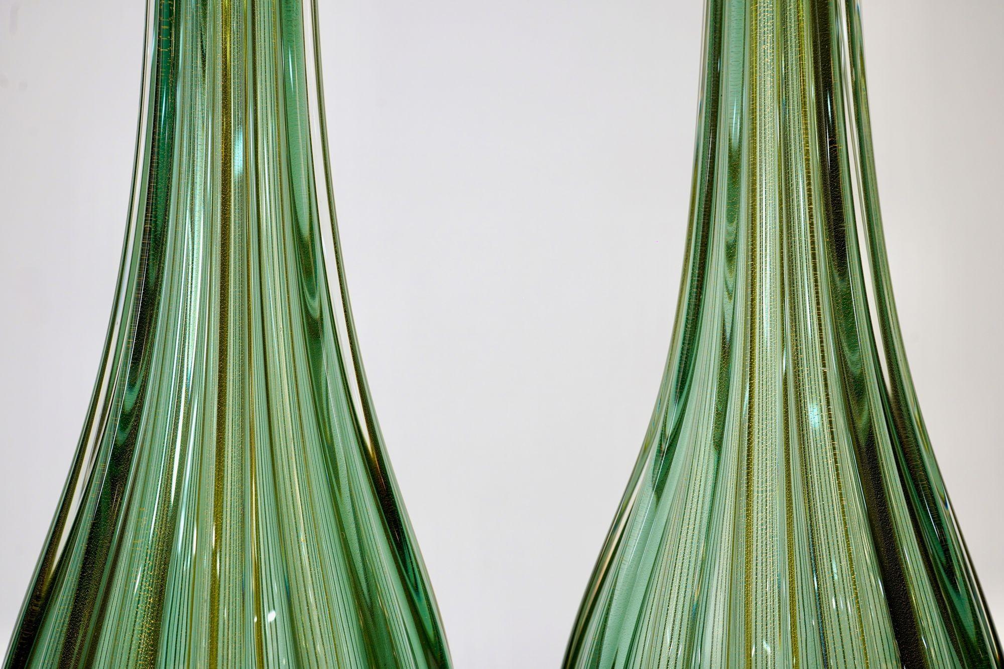 Pareja de Lámparas de Mesa de Murano Verde Rigadín Dorado de Alberto Donà - Colección Maestro
Un par de lámparas de sobremesa concebidas y sopladas en el horno Alberto Donà, cada una de ellas construida en torno a un cuerpo en forma de calabaza de