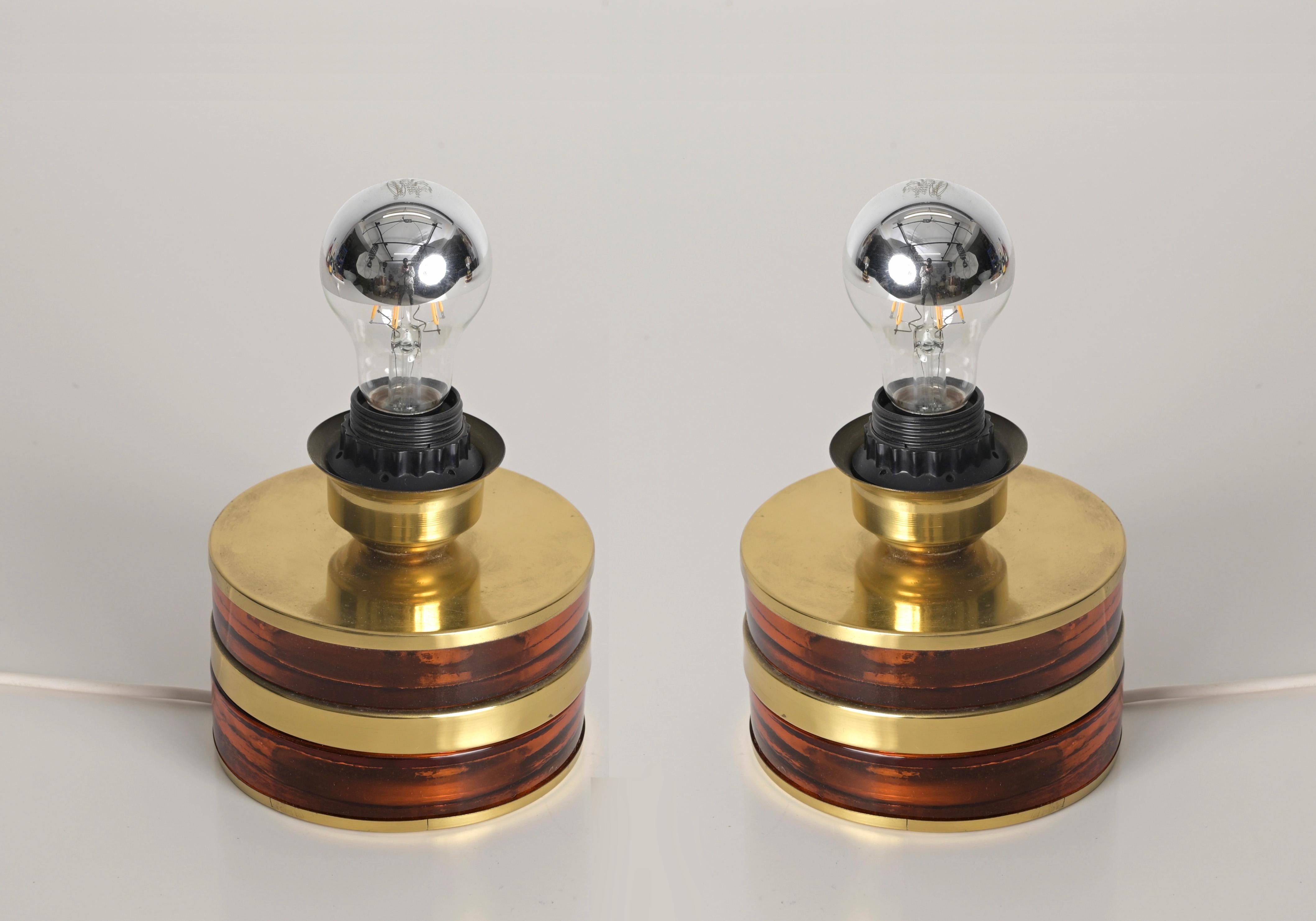Magnifique paire de lampes de table réalisées dans une belle combinaison de verre ambré de Murano et de laiton. Ces rares lampes de table cylindriques ont été fabriquées à la main à Murano, en Italie, à l'époque de la guerre froide.  les années 1970