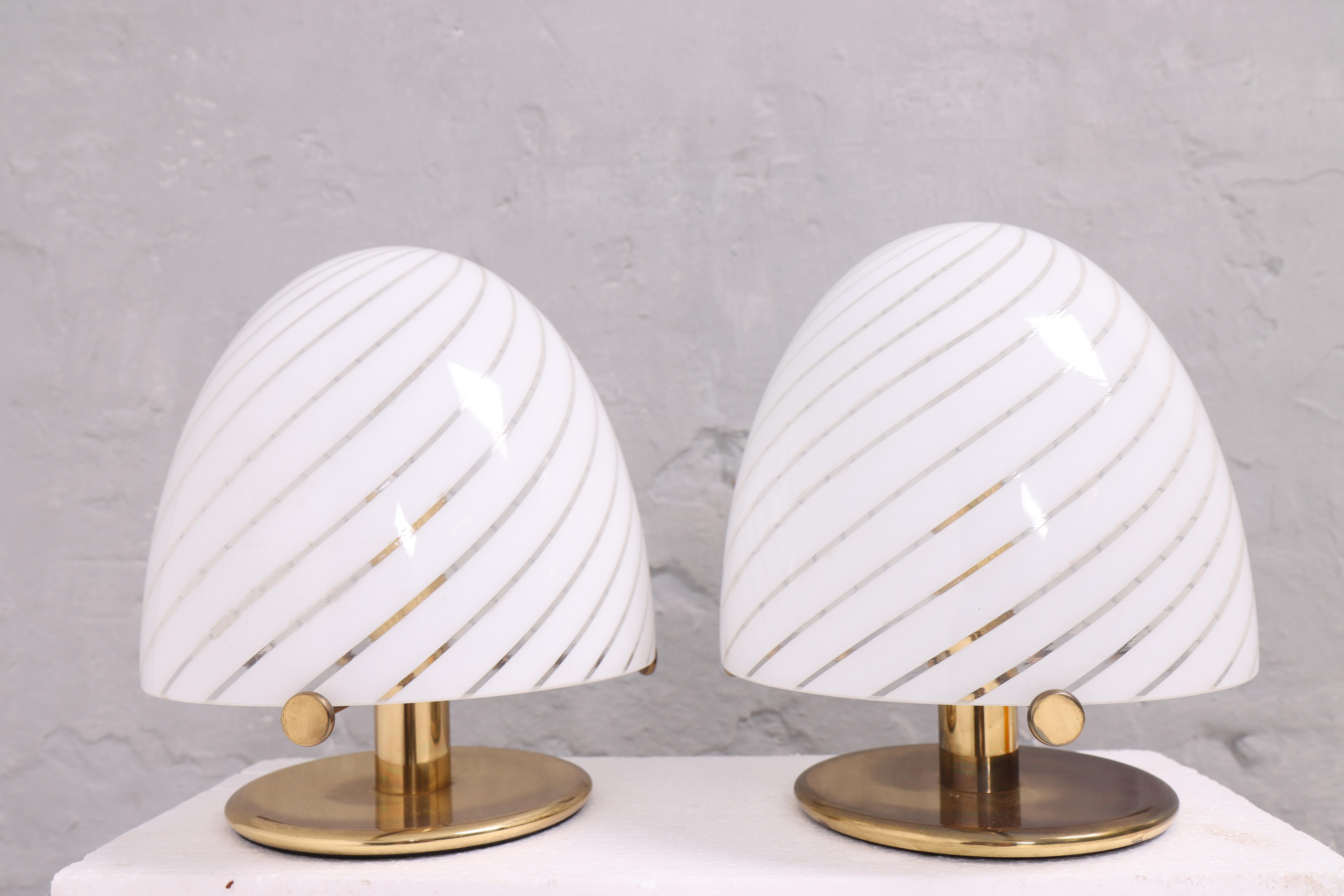 Pareja de lámparas de mesa de Murano con pantallas de cristal y base de latón, años 70 Italiano en venta