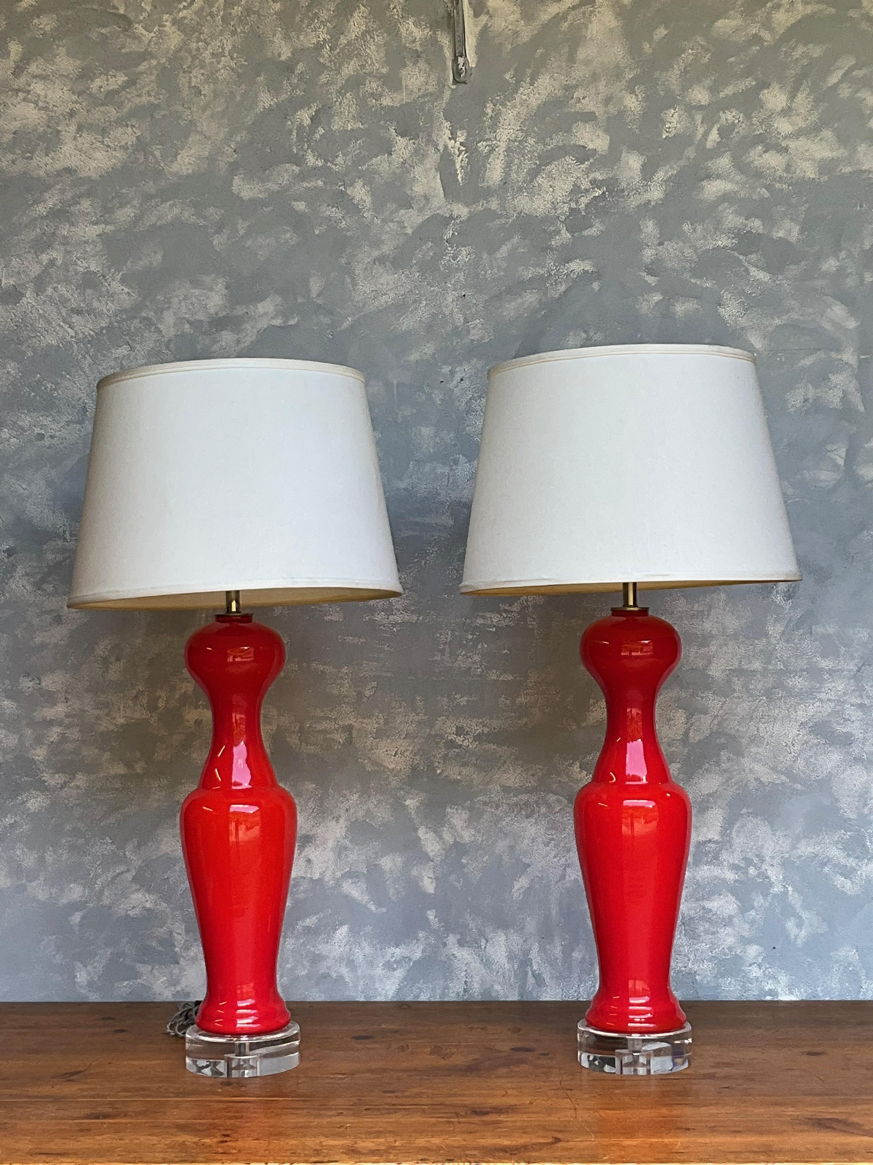 Cette paire de lampes italiennes des années 1950 en verre de Murano en forme de pion est un brillant exemple du design et de l'élégance modernes du milieu du siècle dernier. Ces pièces étonnantes présentent une teinte rouge-orange brillante qui