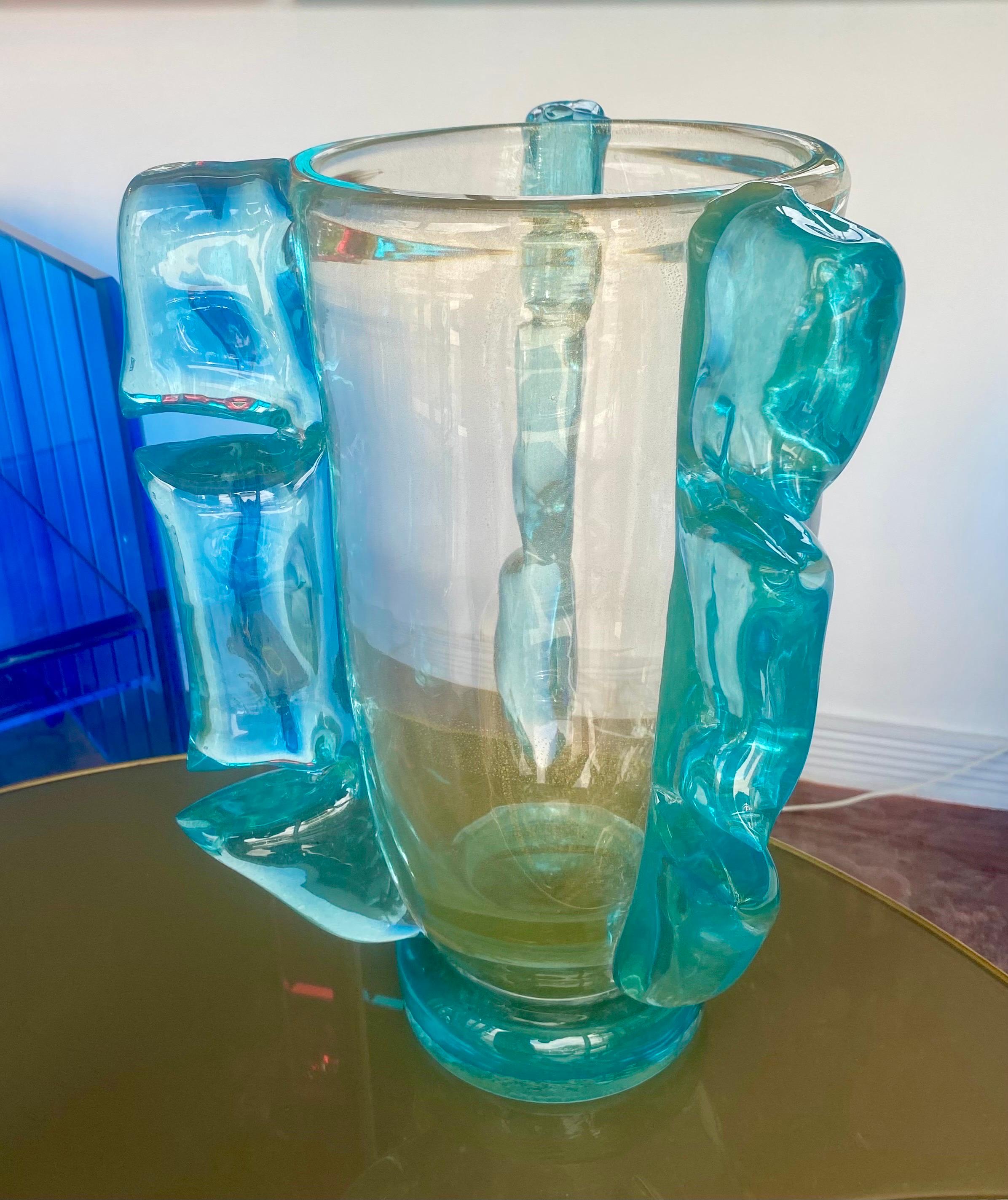Una coppia di squisiti vasi in vetro soffiato di Murano con inclusioni in oro e ali in vetro color acqua applicate a caldo.Firmati Costantini, Murano.  Acquistato in Italia e importato negli Stati Uniti.