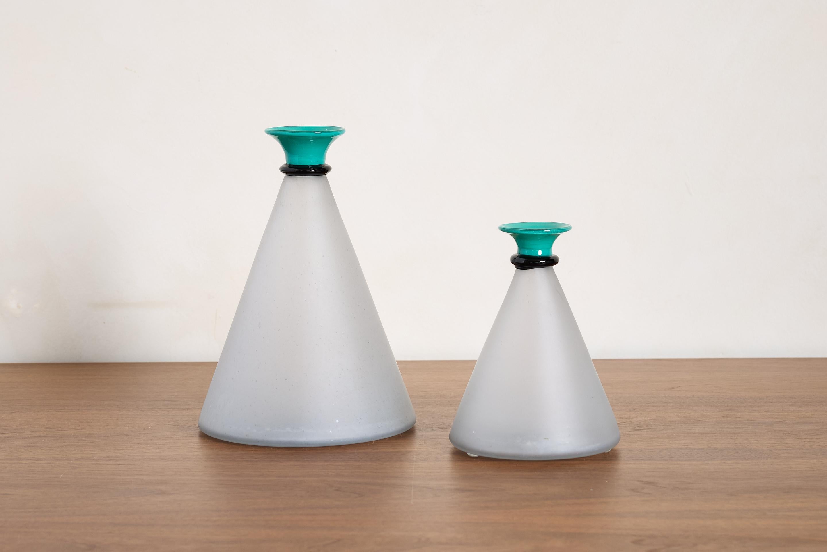 Pair of murano glass vessels , Italy 1980's

Beautiful satin glass with bright teal enameled tips 

Can be used a decanter or vase or a beautiful objet 

Priced as a pair 

Short vessel:
8.5