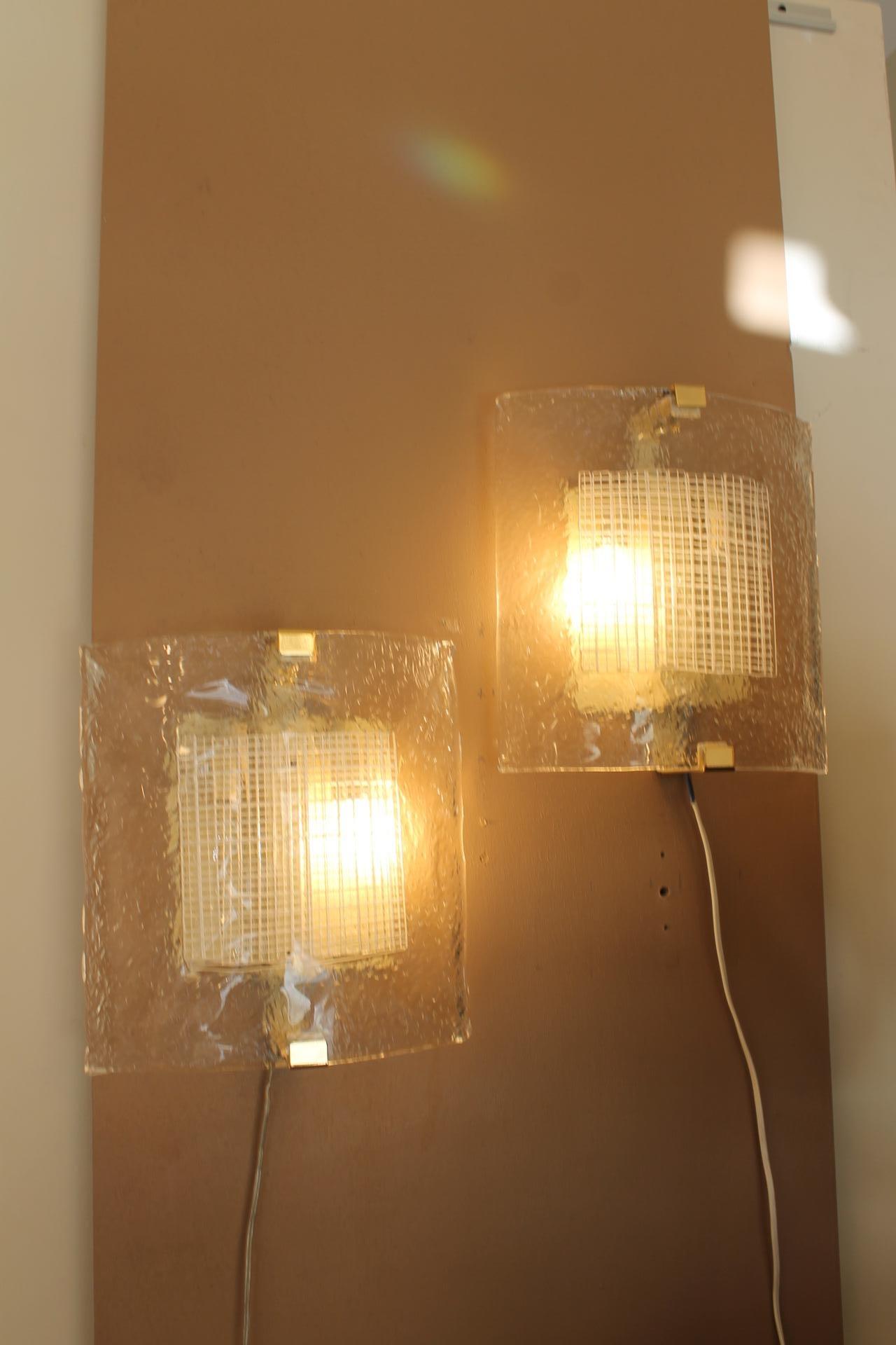 Pair of Murano glass wall sconces, transparent color with white geometric decor work.
Origin Italy, from the 70s.
Easy to install with its original metal structure with two E 14 bulbs
Sober and symmetrical