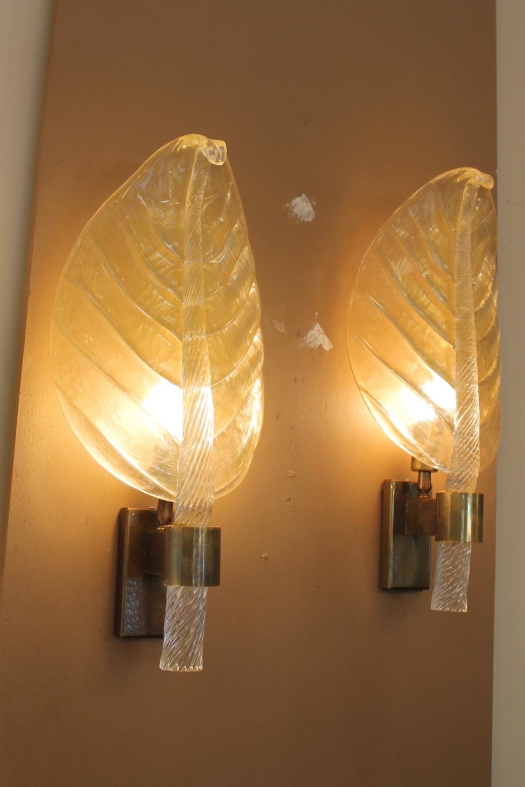 Coppia di lampade da parete di Murano, stile Barovier&Toso
raffigurante una foglia, vetro dorato.
Supporto in ottone dorato.
Una singola lampadina E 14
Can può essere appeso alla parete su entrambi i lati di uno specchio.
Sono interessanti perché