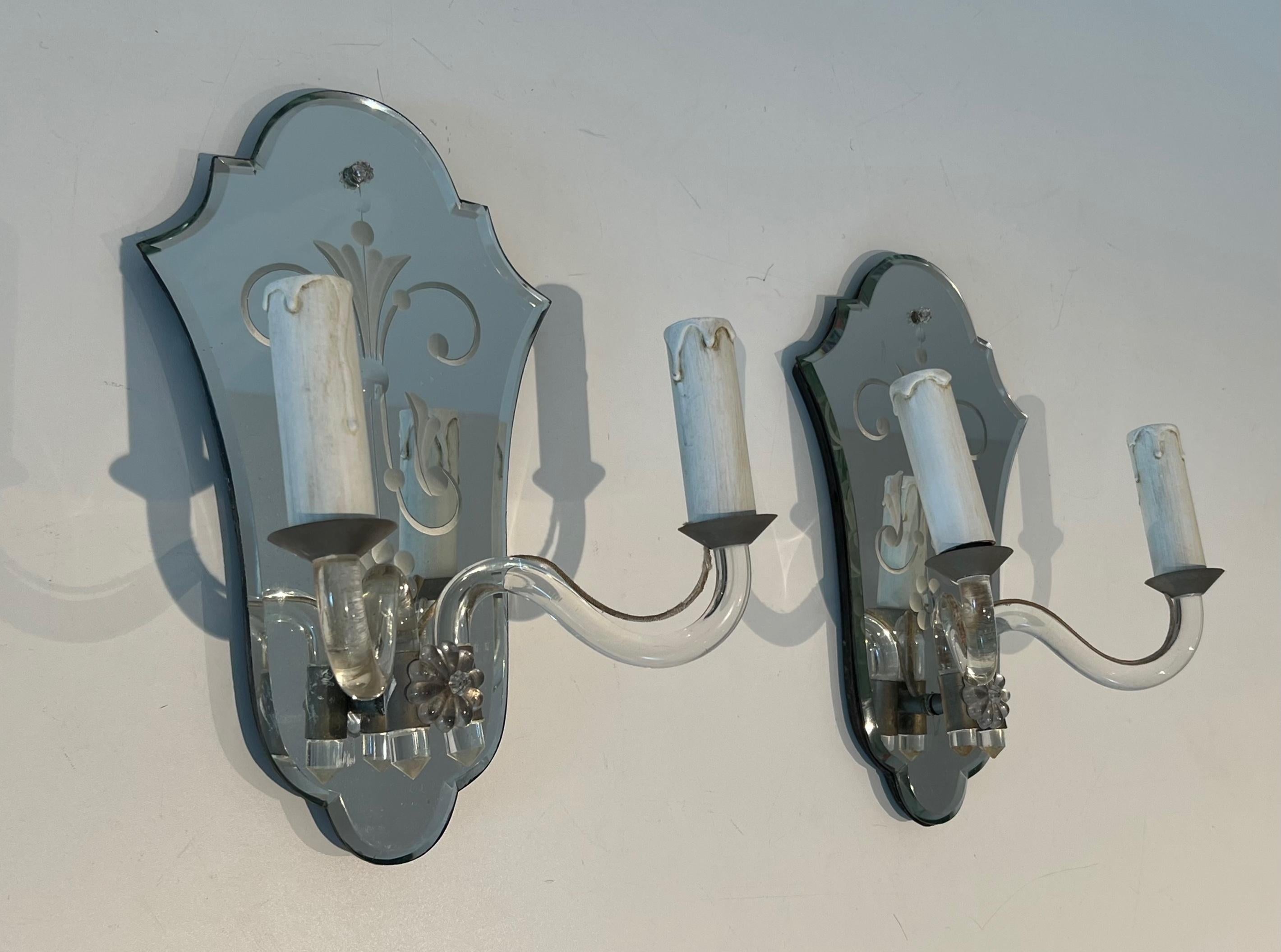 Mid-Century moderno Coppia di lampade da parete di Murano in specchio inciso, cristallo e metallo argentato in vendita