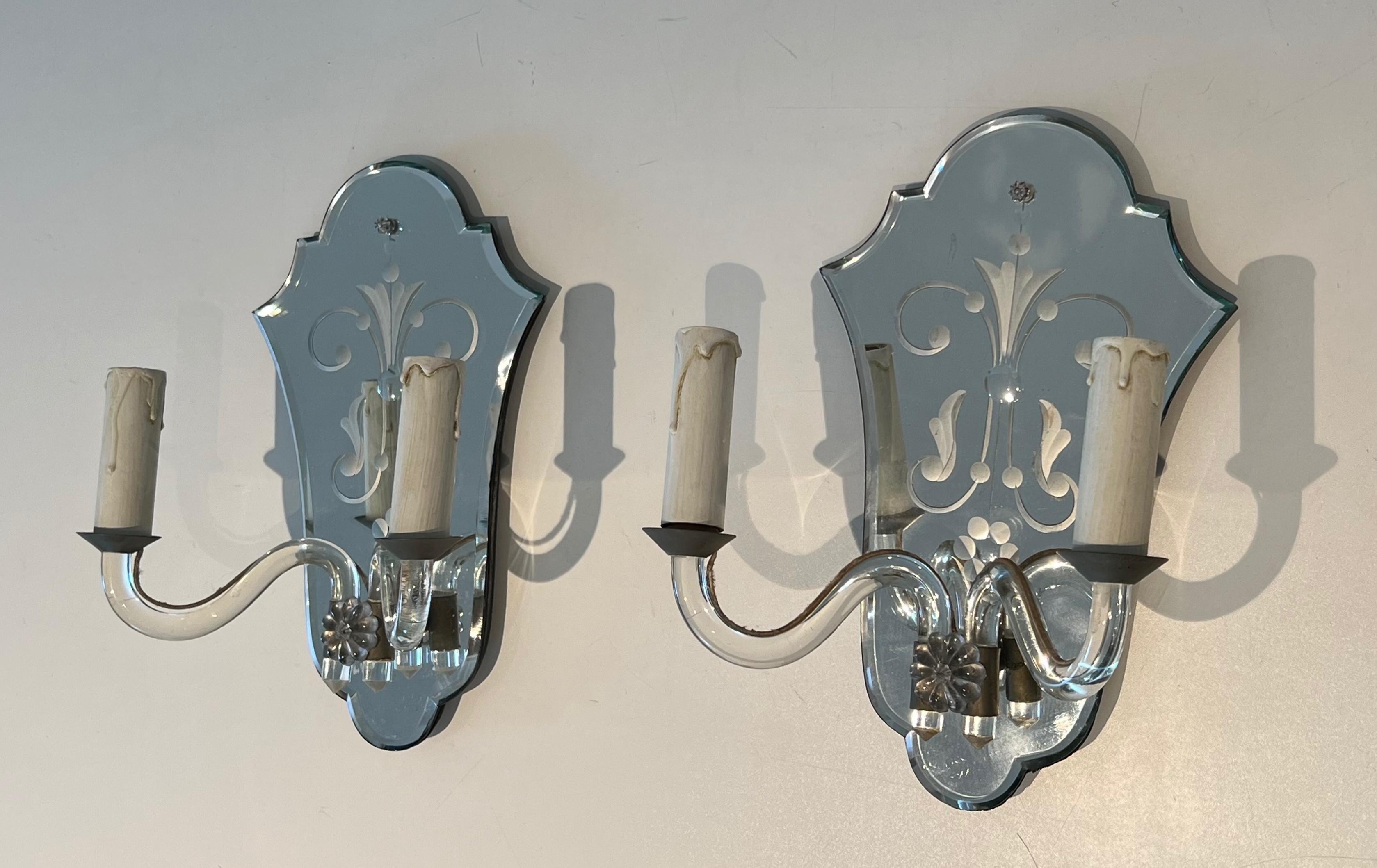 Francese Coppia di lampade da parete di Murano in specchio inciso, cristallo e metallo argentato in vendita