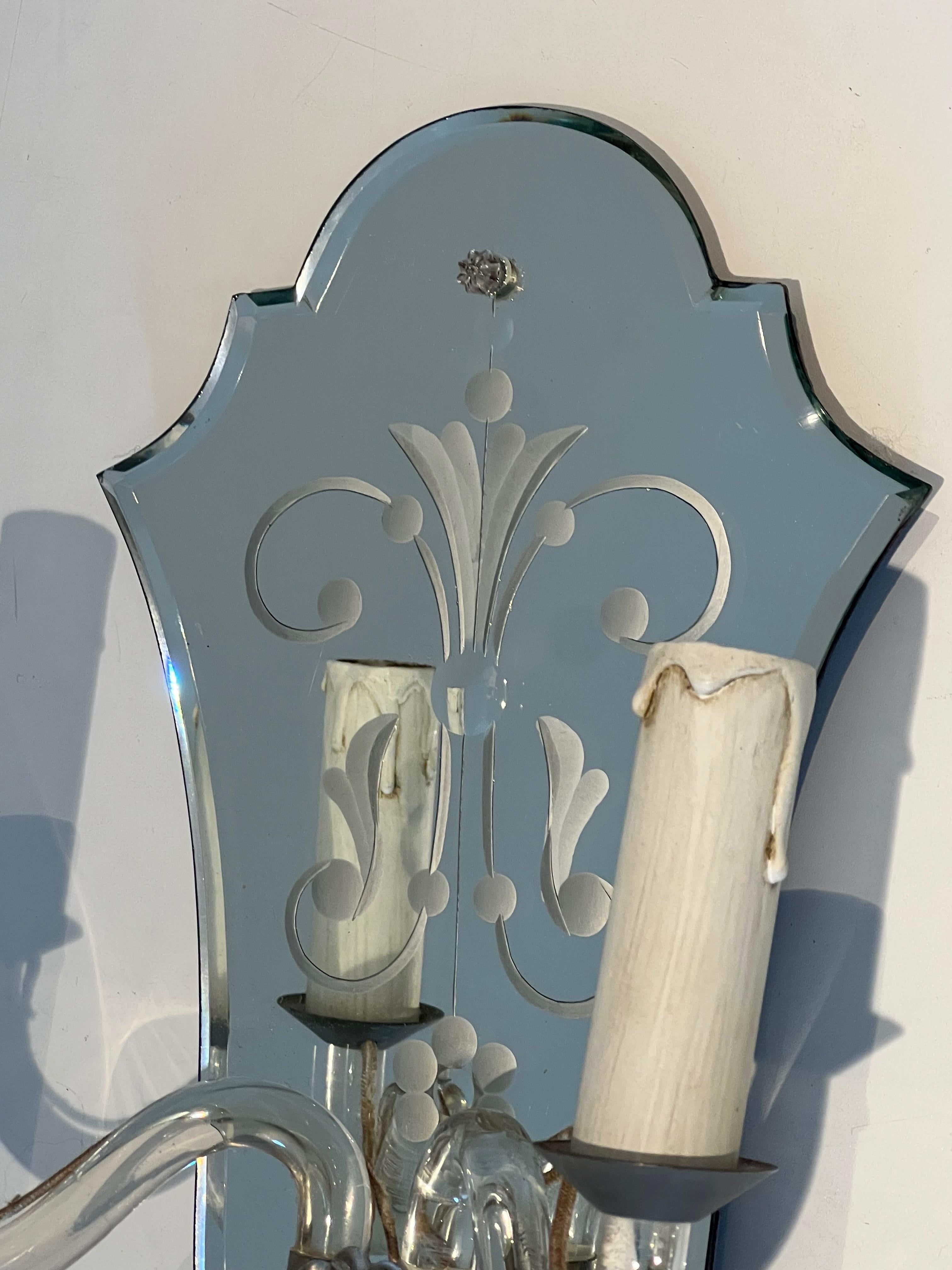 Metà XX secolo Coppia di lampade da parete di Murano in specchio inciso, cristallo e metallo argentato in vendita