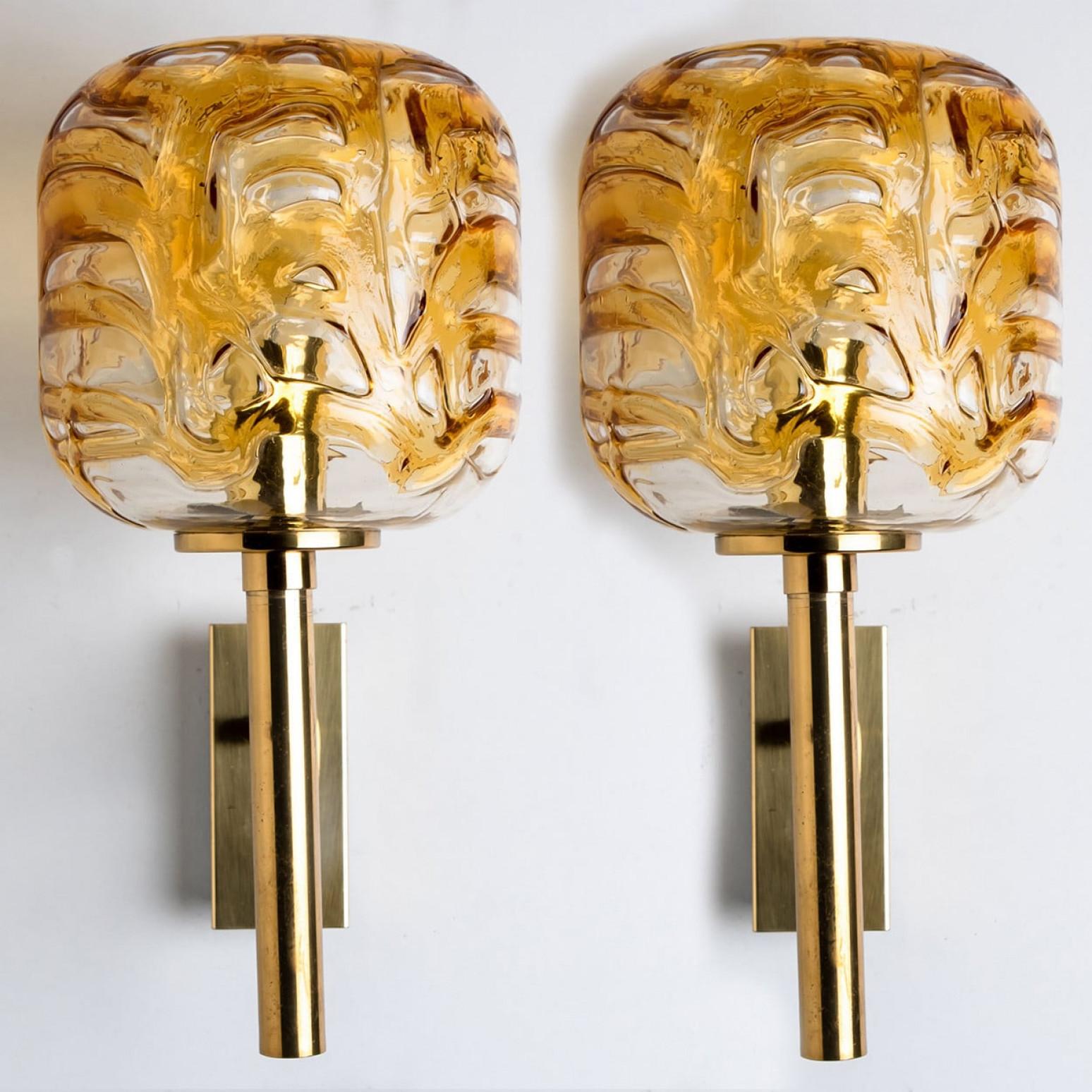 Paire d'appliques Doria (en Collaboration avec Murano) dans le style de Venini, fabriquées, vers 1960.
Abat-jour haut de gamme en cristal de Murano épais, en verre jaune superposé, appliqué en tourbillons irréguliers. Effet de lumière époustouflant