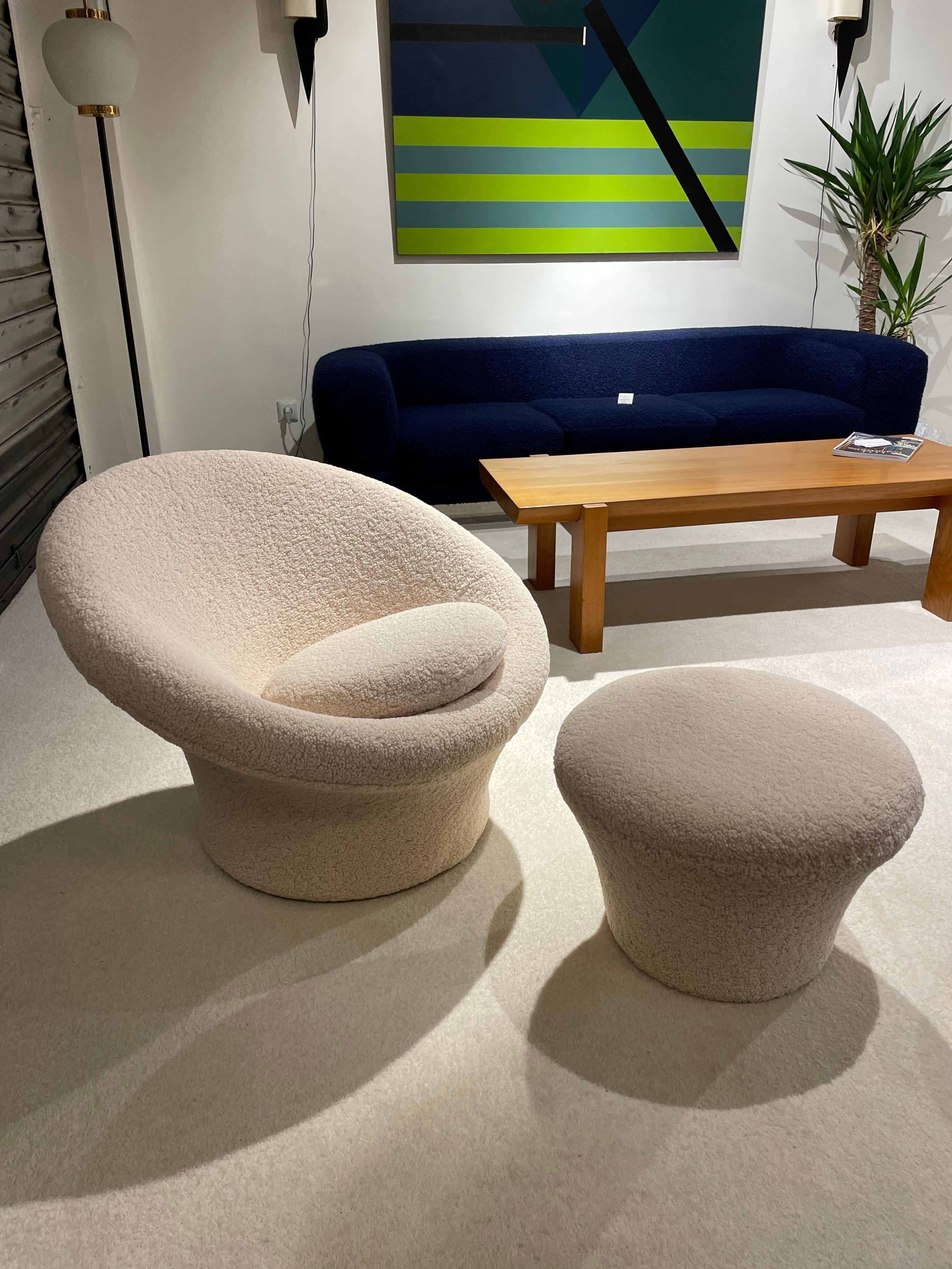 Pair of mushroom armchairs by Pierre Paulin 
for Artifort 1960s ( with the poufs).