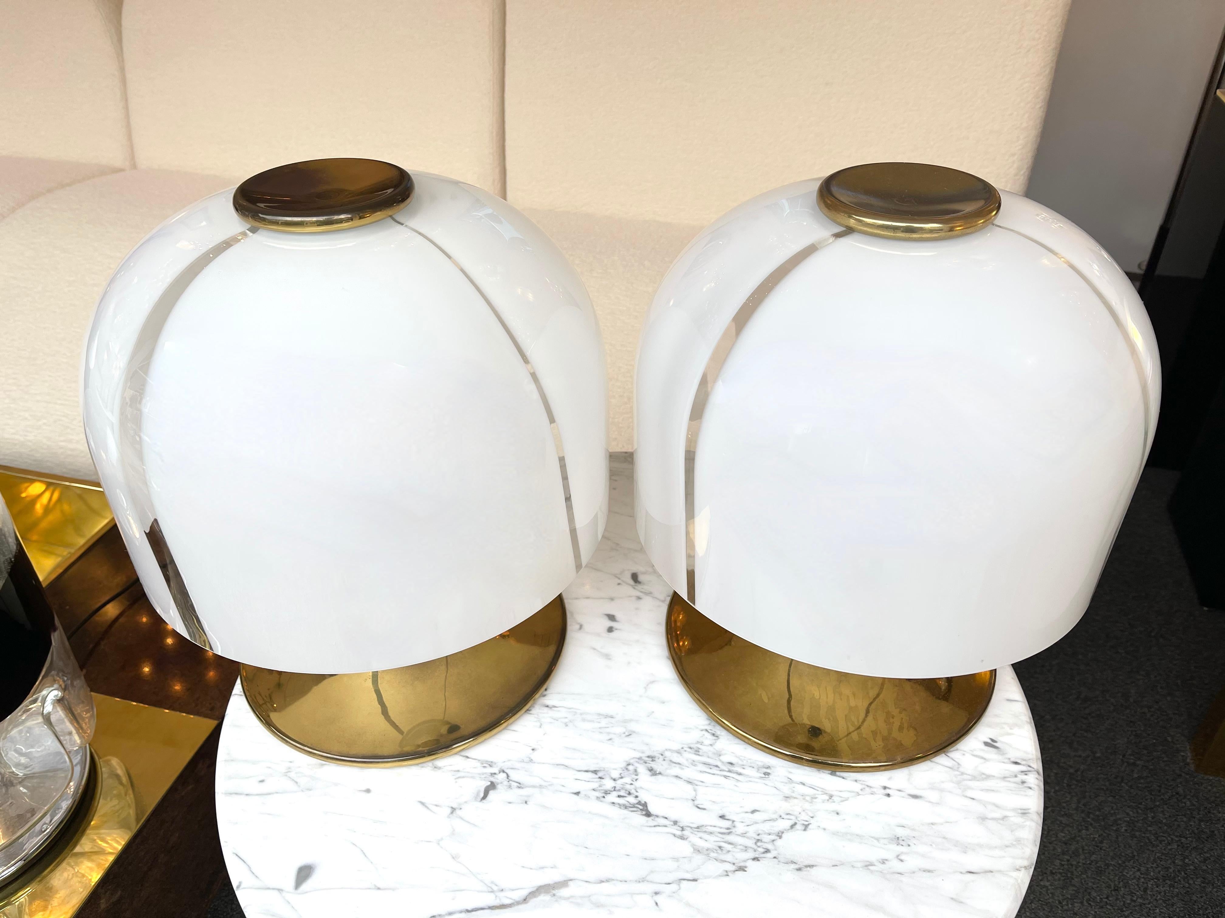 Pair of mushroom table or bedside lamps in brass and Murano glass by F. Fabbian. The large version of the model. Famous design like Mazzega, Venini, Vistosi, La Murrina, Poliarte.