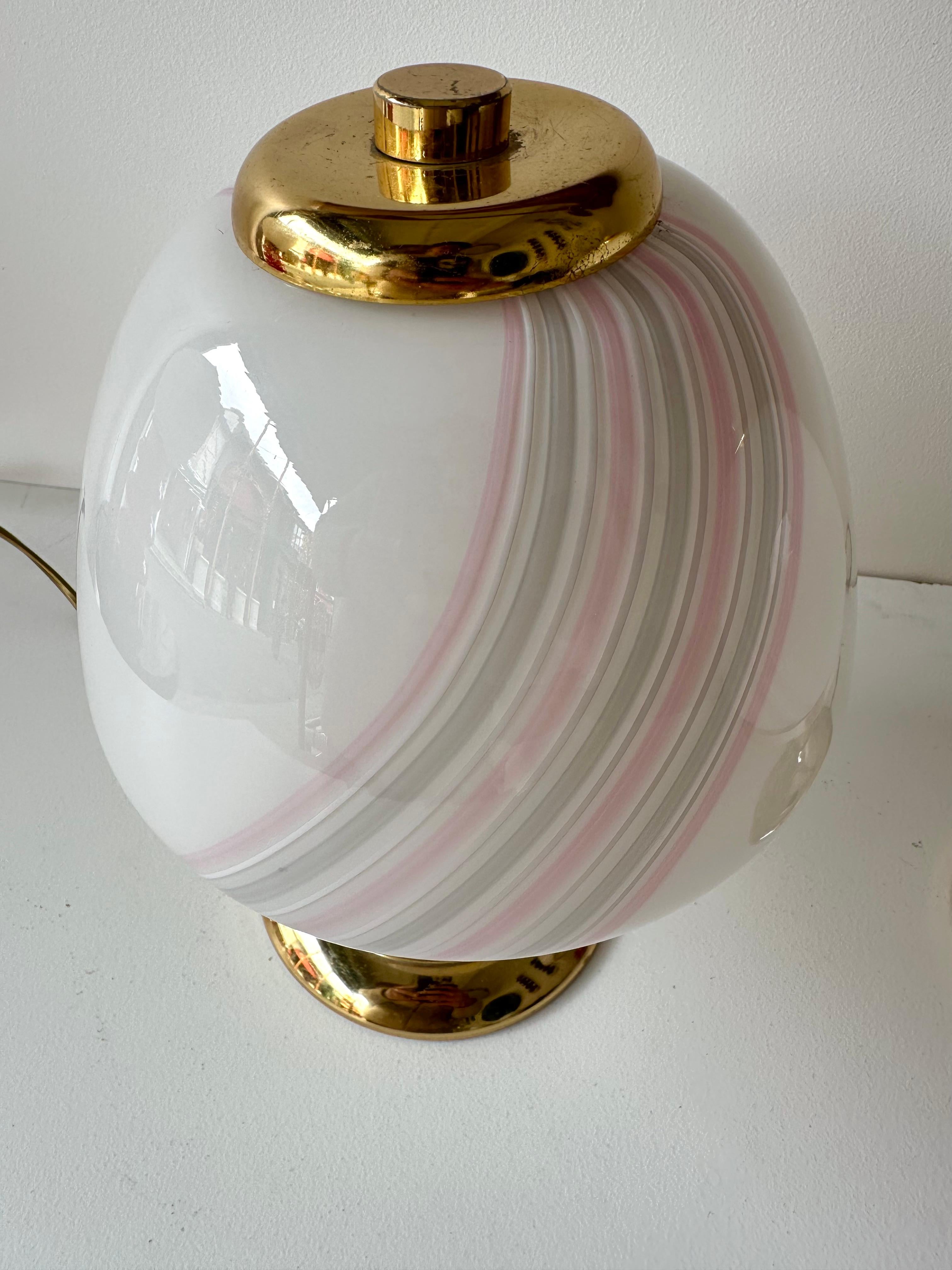 Mid-Century Modern Space Age Paire de lampes de table ou de chevet en forme de champignon en laiton et verre de Murano par F. Fabbian. Designs célèbres comme Mazzega, Venini, Vistosi, La Murrina, Poliarte, Stilnovo, Arteluce, Arredoluce, Angelo