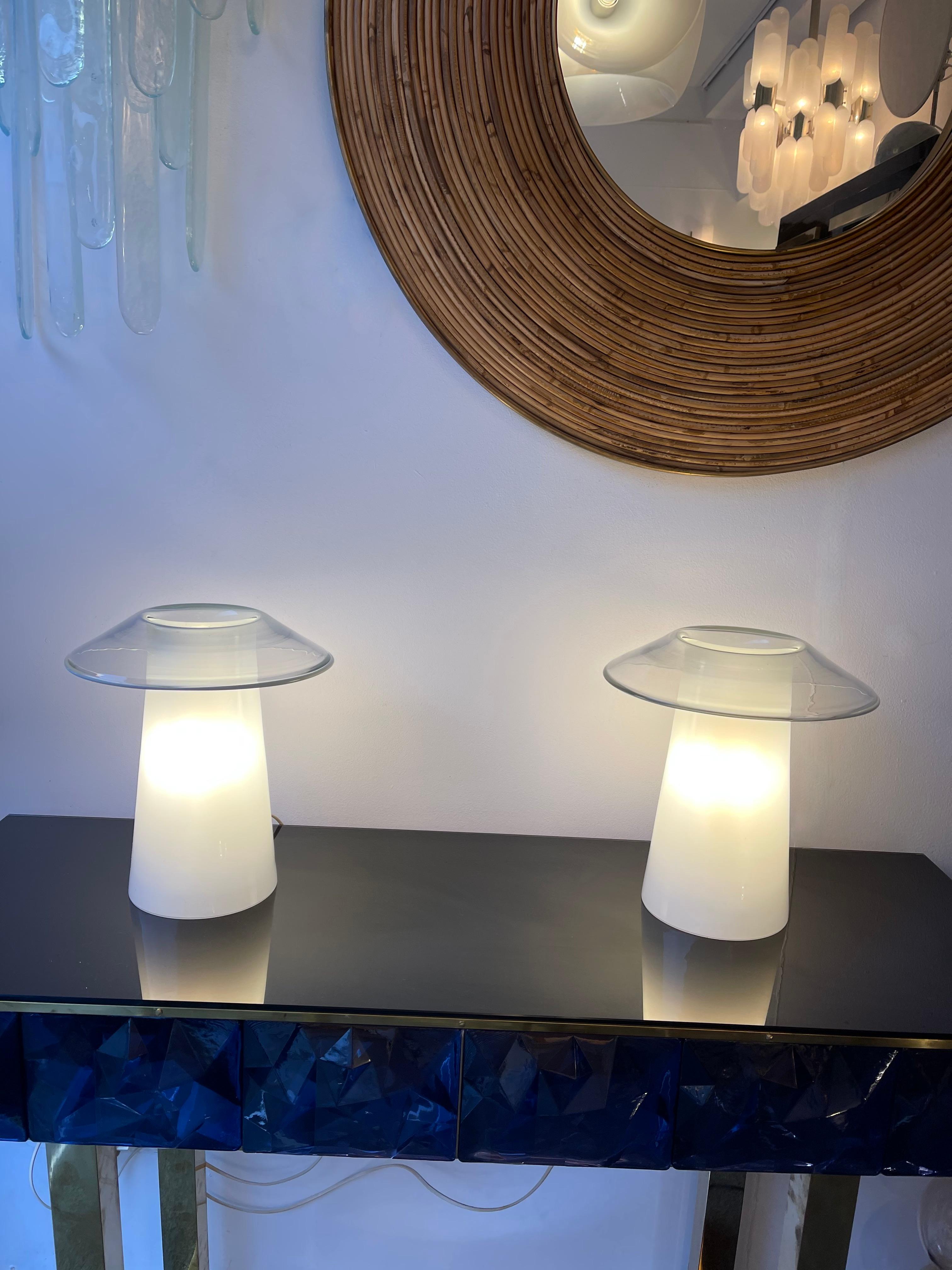 Pair of table or bedside mushroom lamps in blown Murano glass attributed to Vistosi. Nice brass details on wire. In the mood of Carlo Aldo Nason for Mazzega, Venini, Toni Zuccheri for Veart, Poliarte.