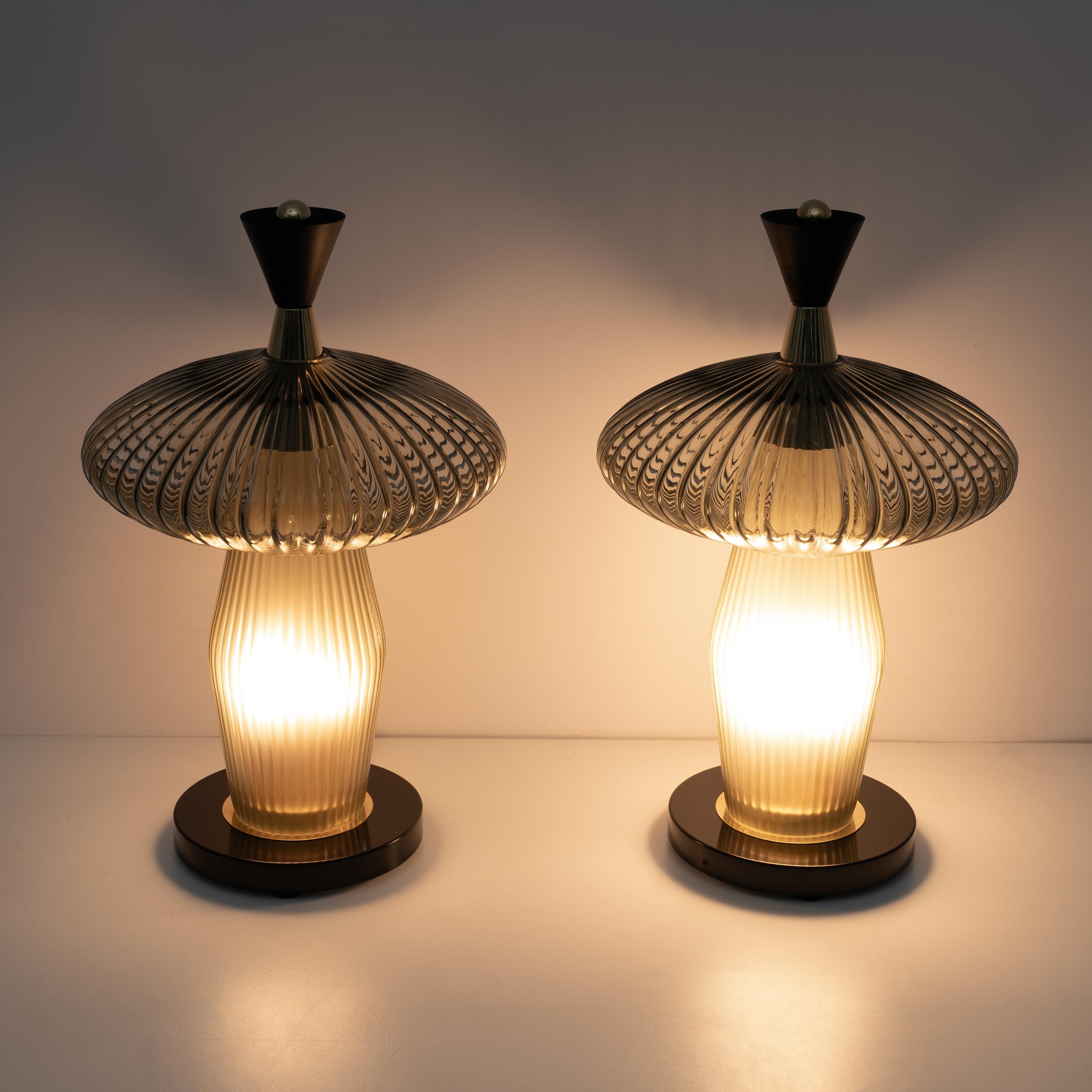 Pareja de lámparas de sobremesa o mesilla de noche, con forma de seta, fabricadas totalmente a mano en Murano, Italia. Estas lámparas aportan la energía de la Naturaleza y el Feng Shui a tus interiores. Cada lámpara se compone de una base circular
