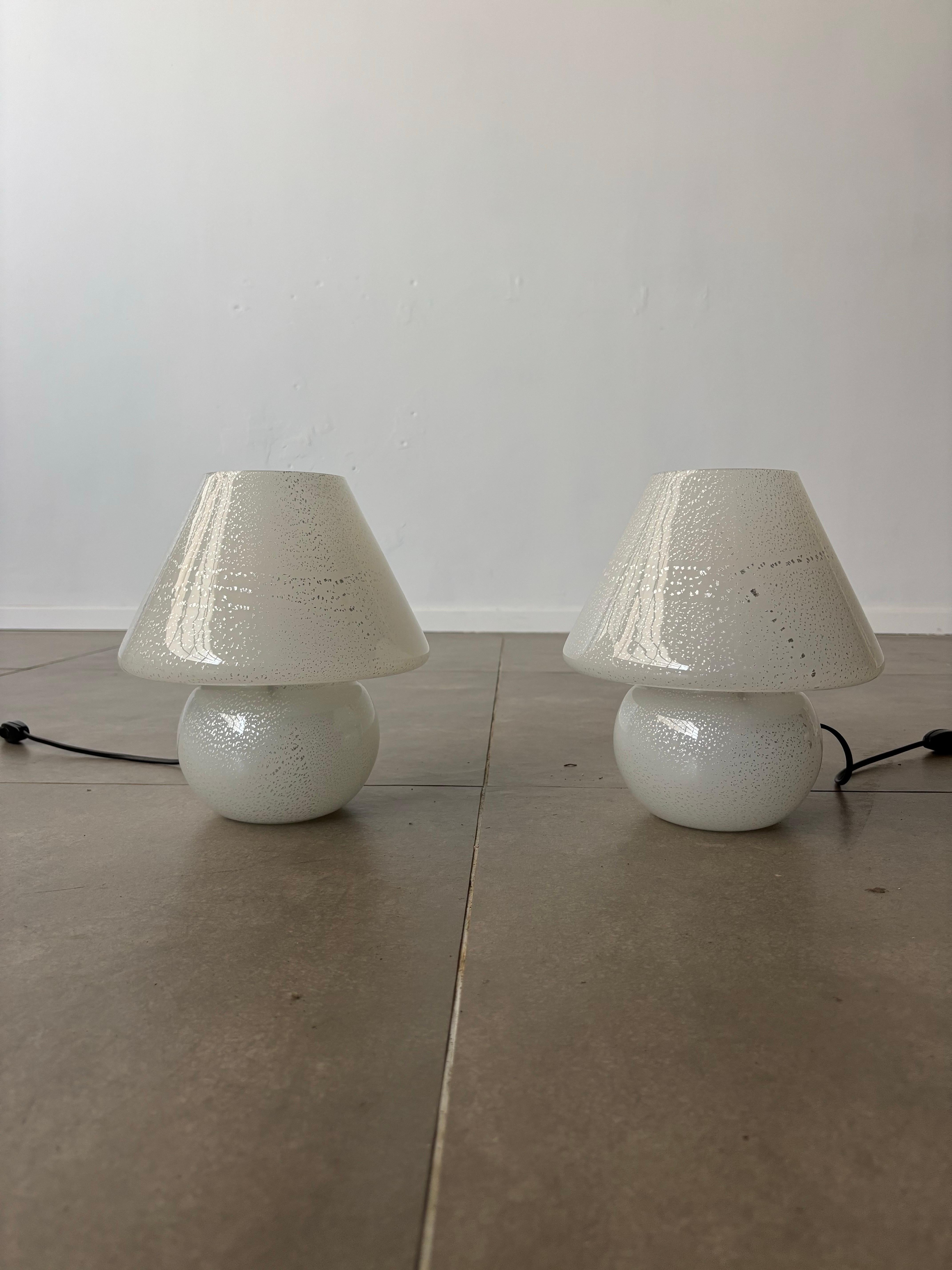 Pair of Mushroom table lamp in white Murano glass, 1960s Italy en vente 5