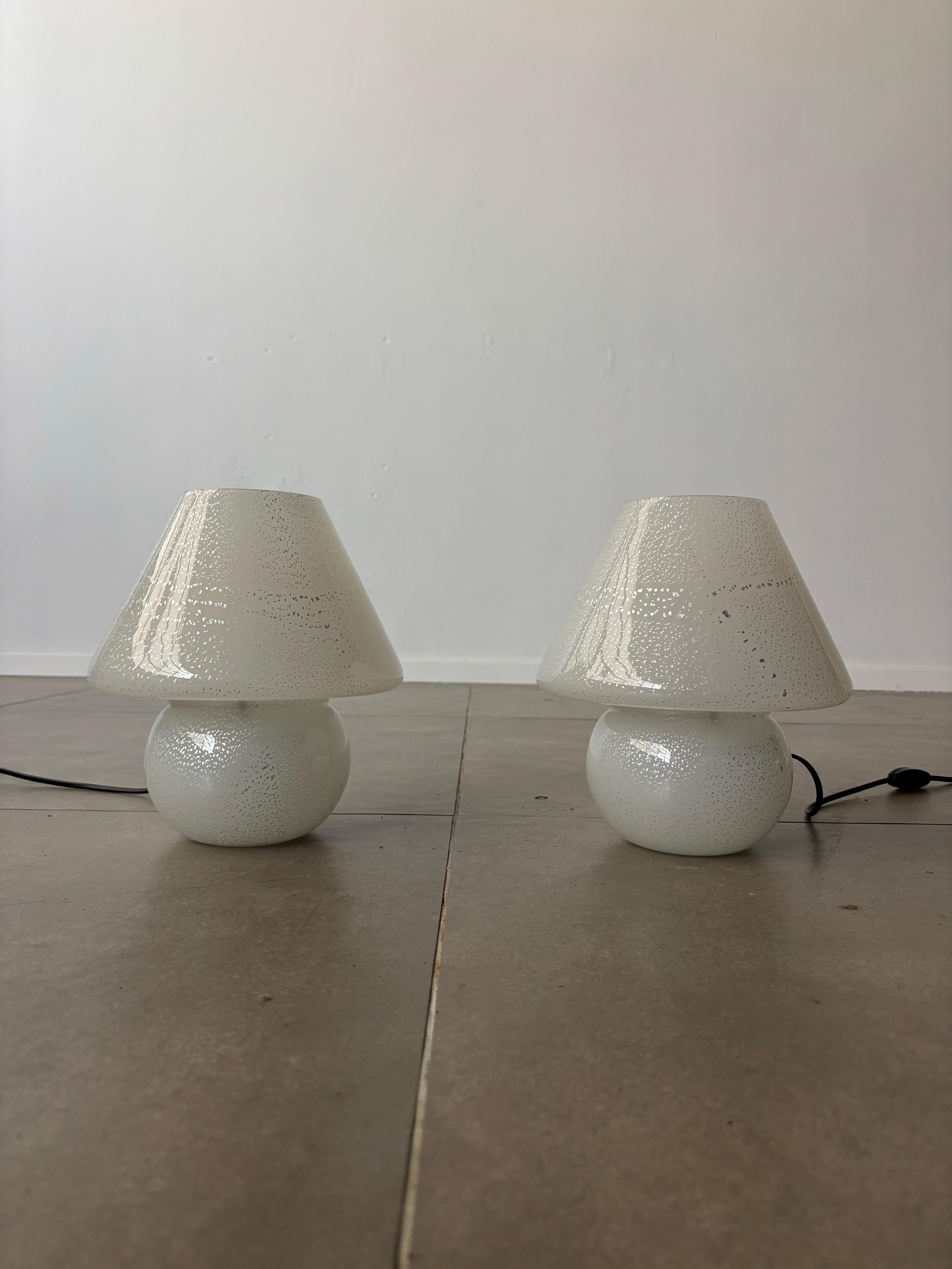 Pair of Mushroom table lamp in white Murano glass, 1960s Italy en vente 6