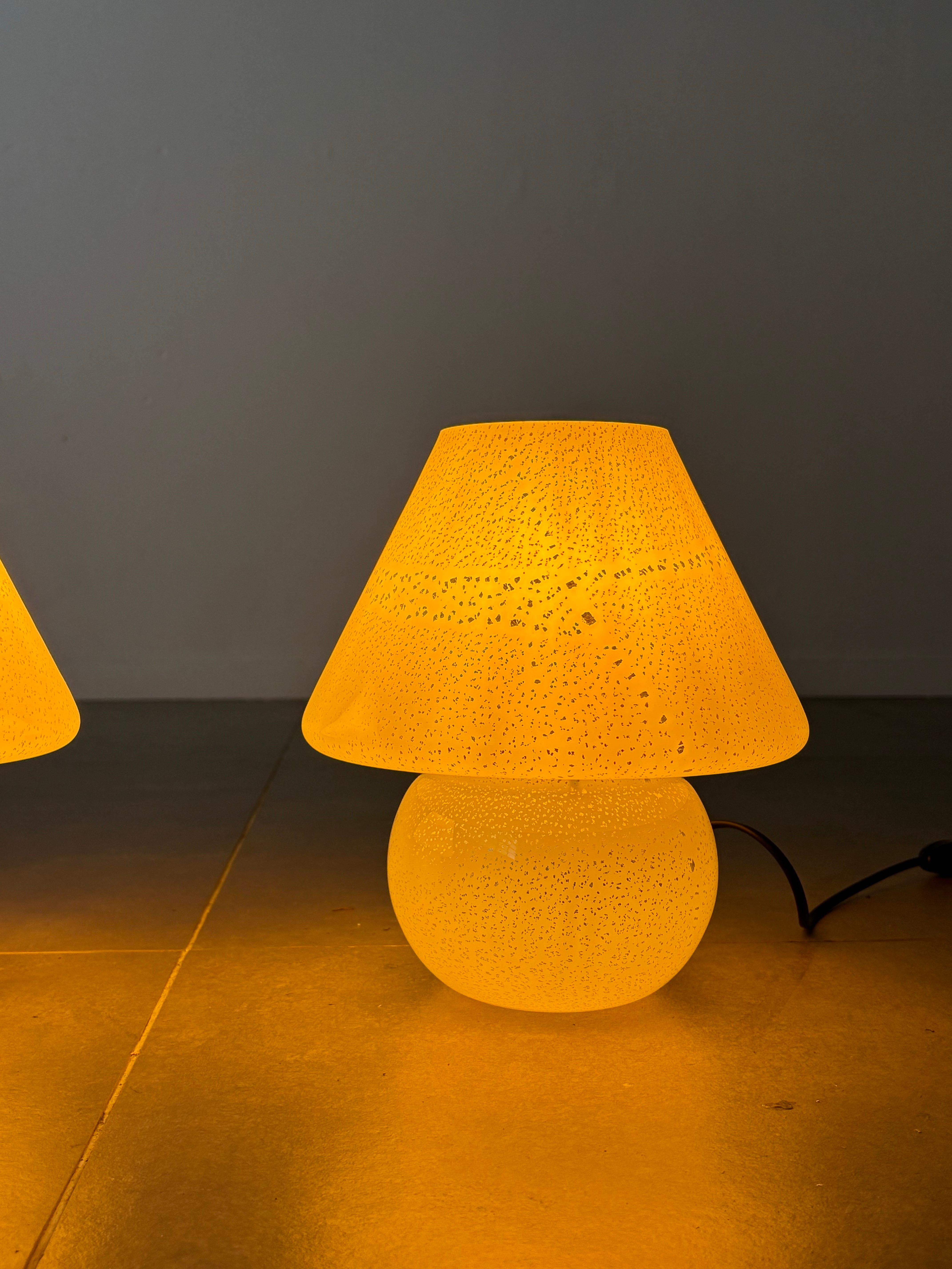 Pair of Mushroom table lamp in white Murano glass, 1960s Italy en vente 7