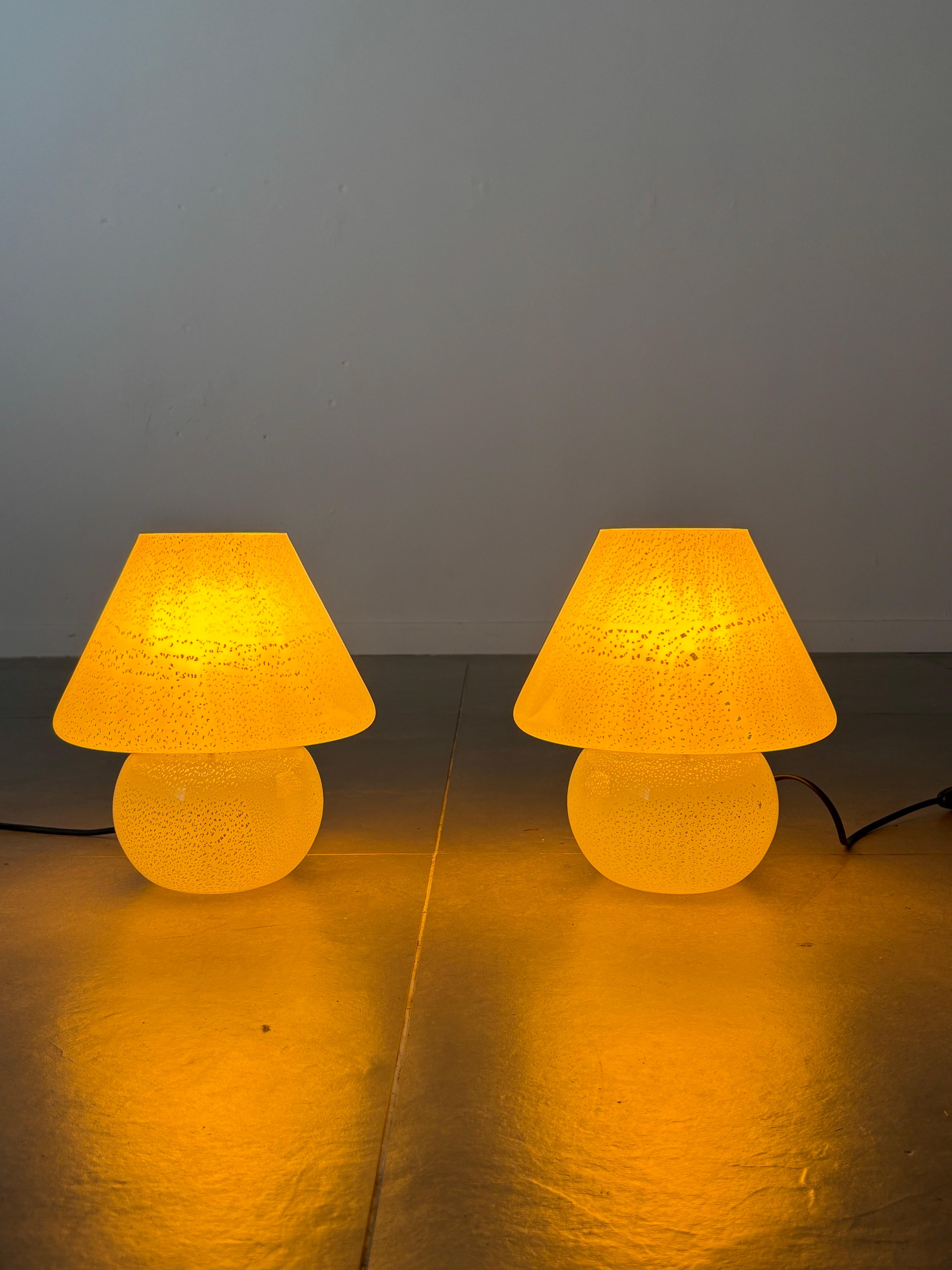 Pair of Mushroom table lamp in white Murano glass, 1960s Italy Excellent état - En vente à Tel Aviv-Yafo, Tel Aviv District