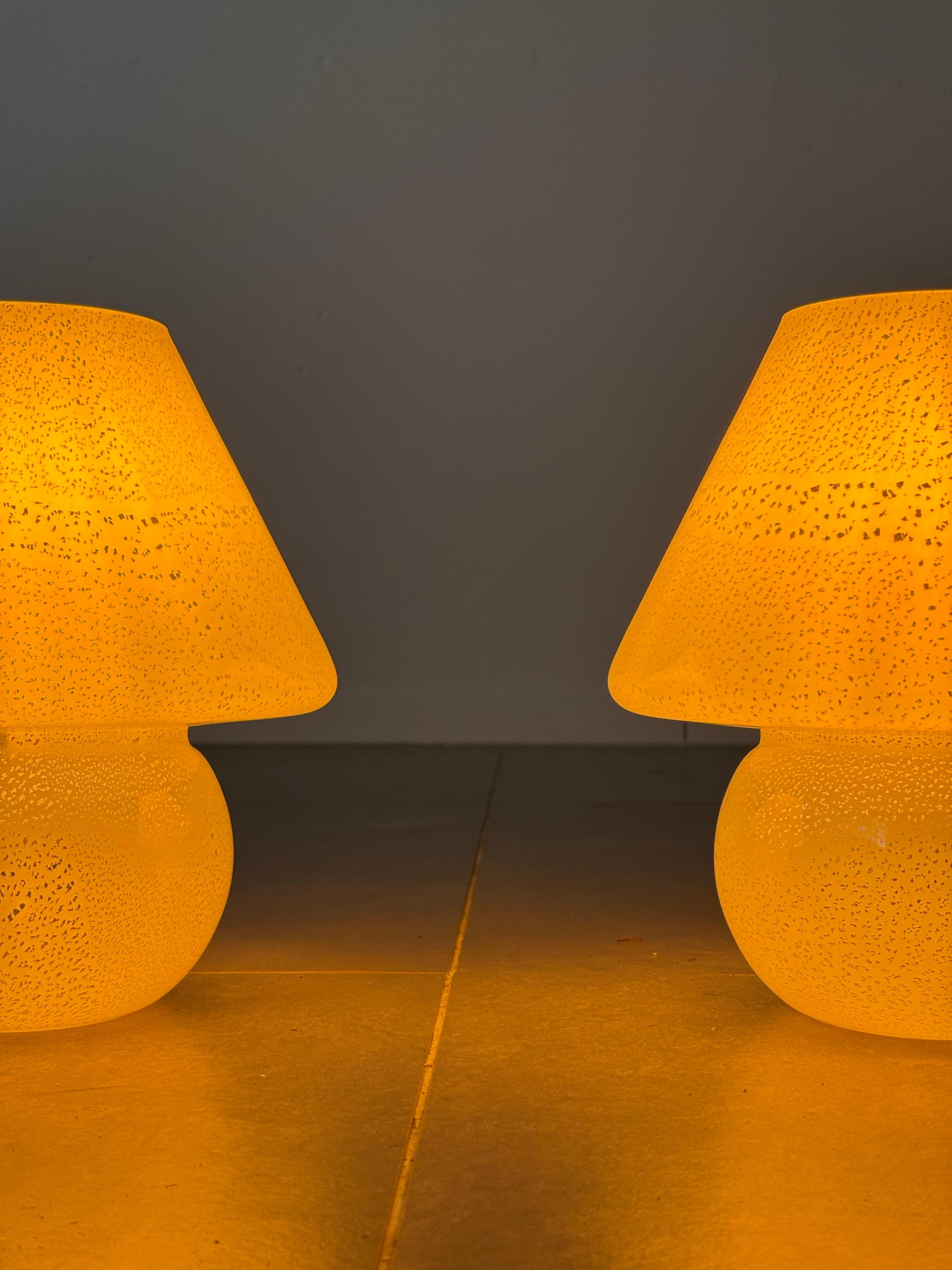 20ième siècle Pair of Mushroom table lamp in white Murano glass, 1960s Italy en vente