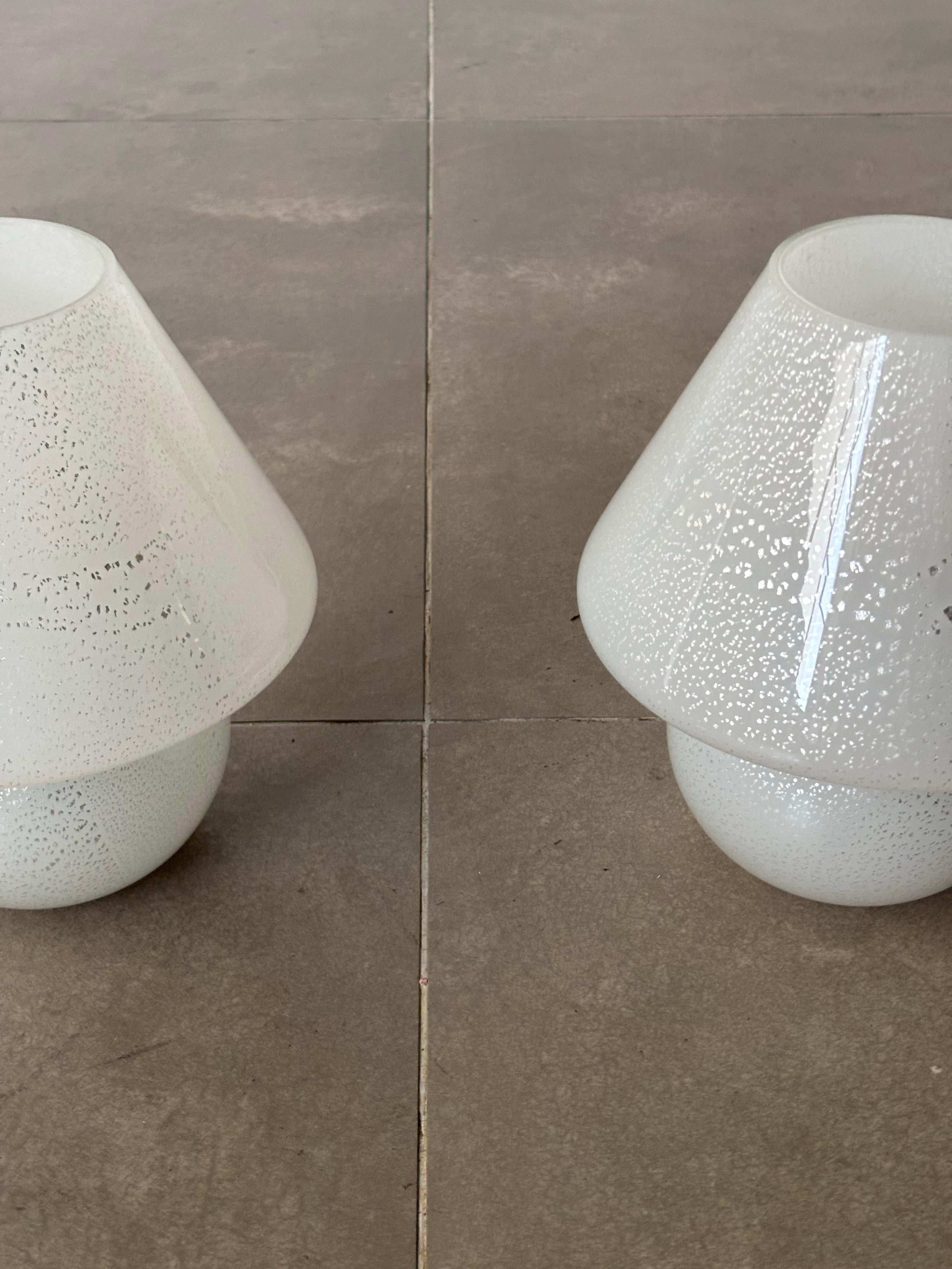 Verre de Murano Pair of Mushroom table lamp in white Murano glass, 1960s Italy en vente