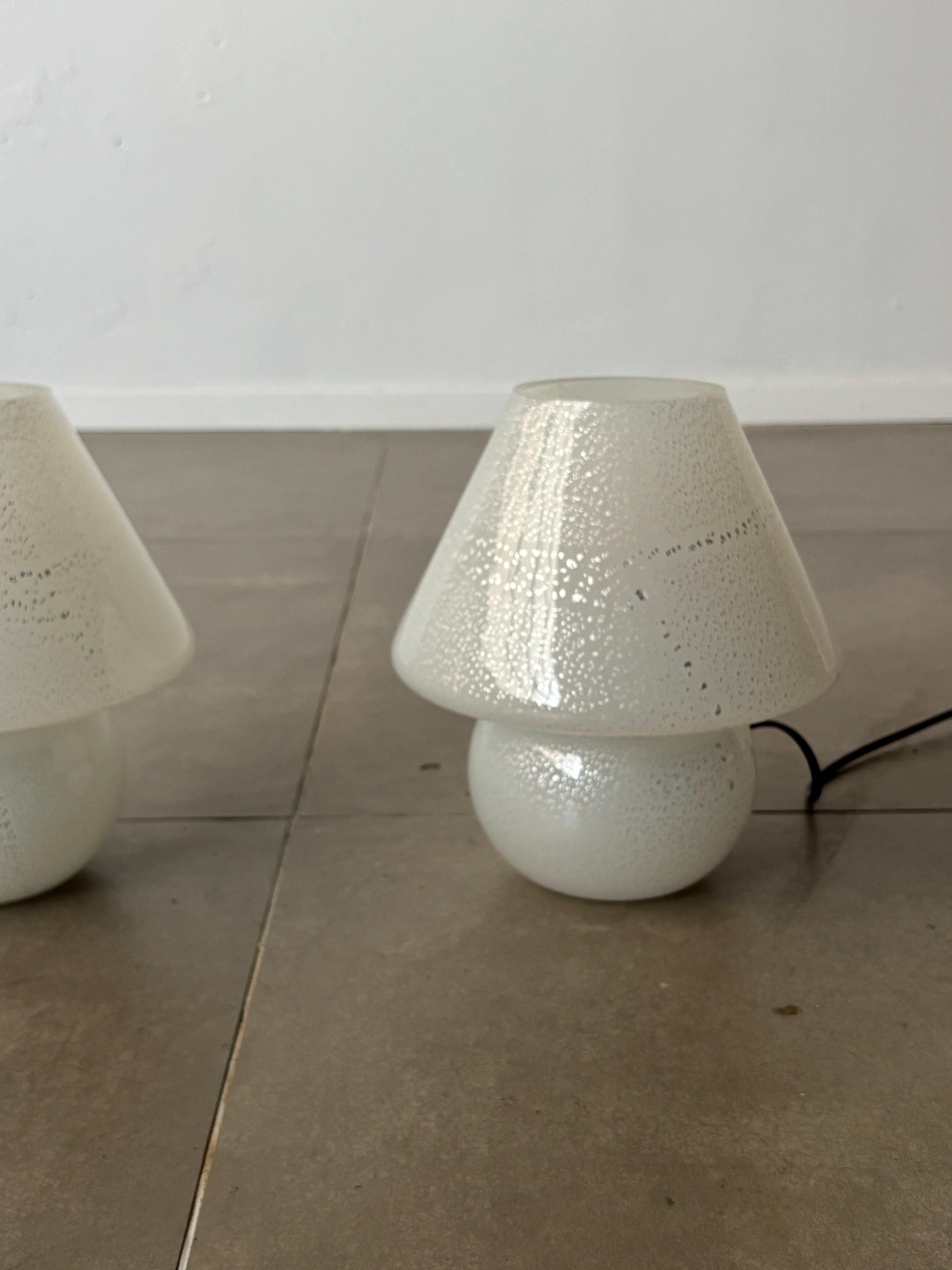 Pair of Mushroom table lamp in white Murano glass, 1960s Italy en vente 1