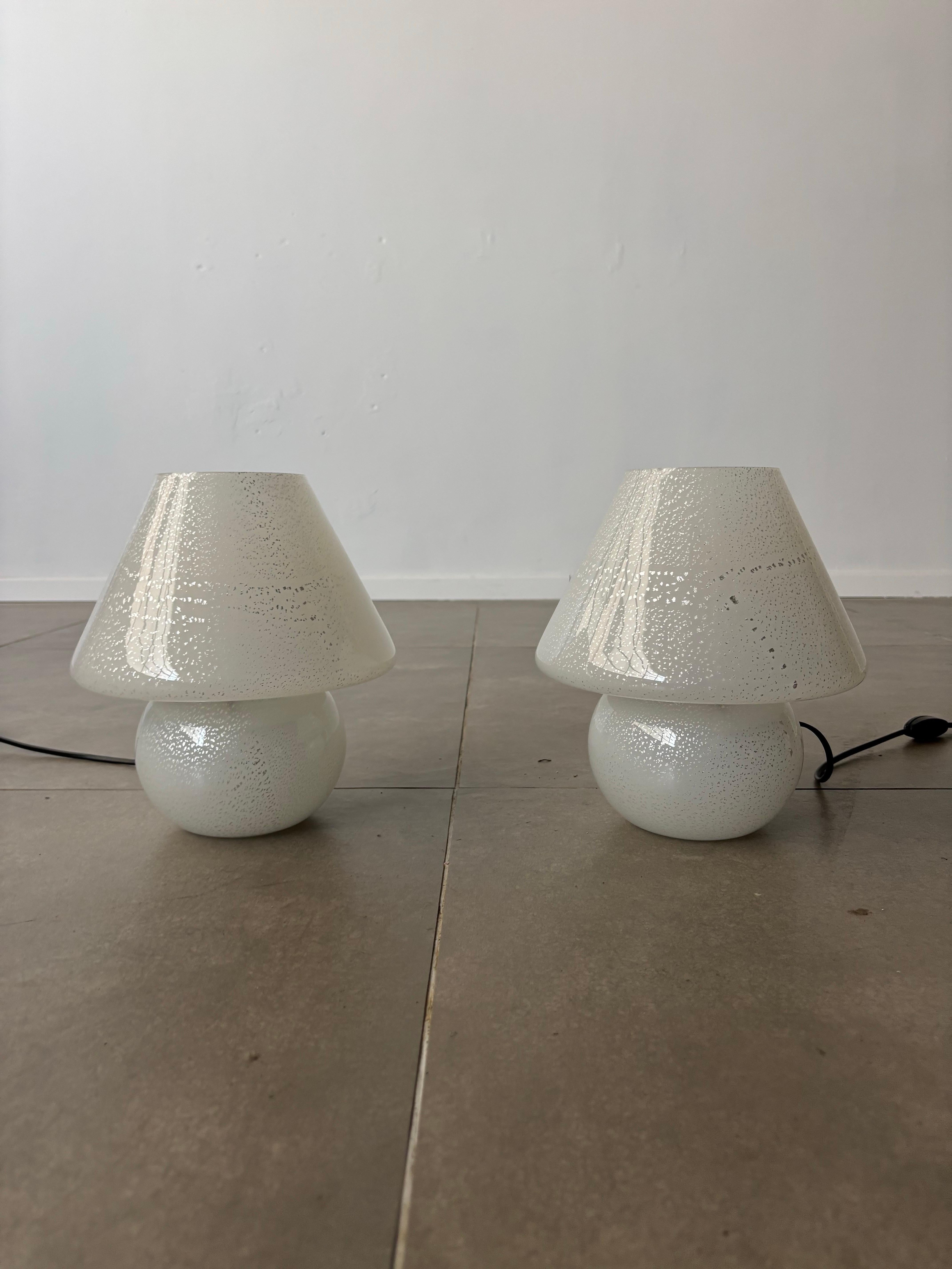 Pair of Mushroom table lamp in white Murano glass, 1960s Italy en vente 2