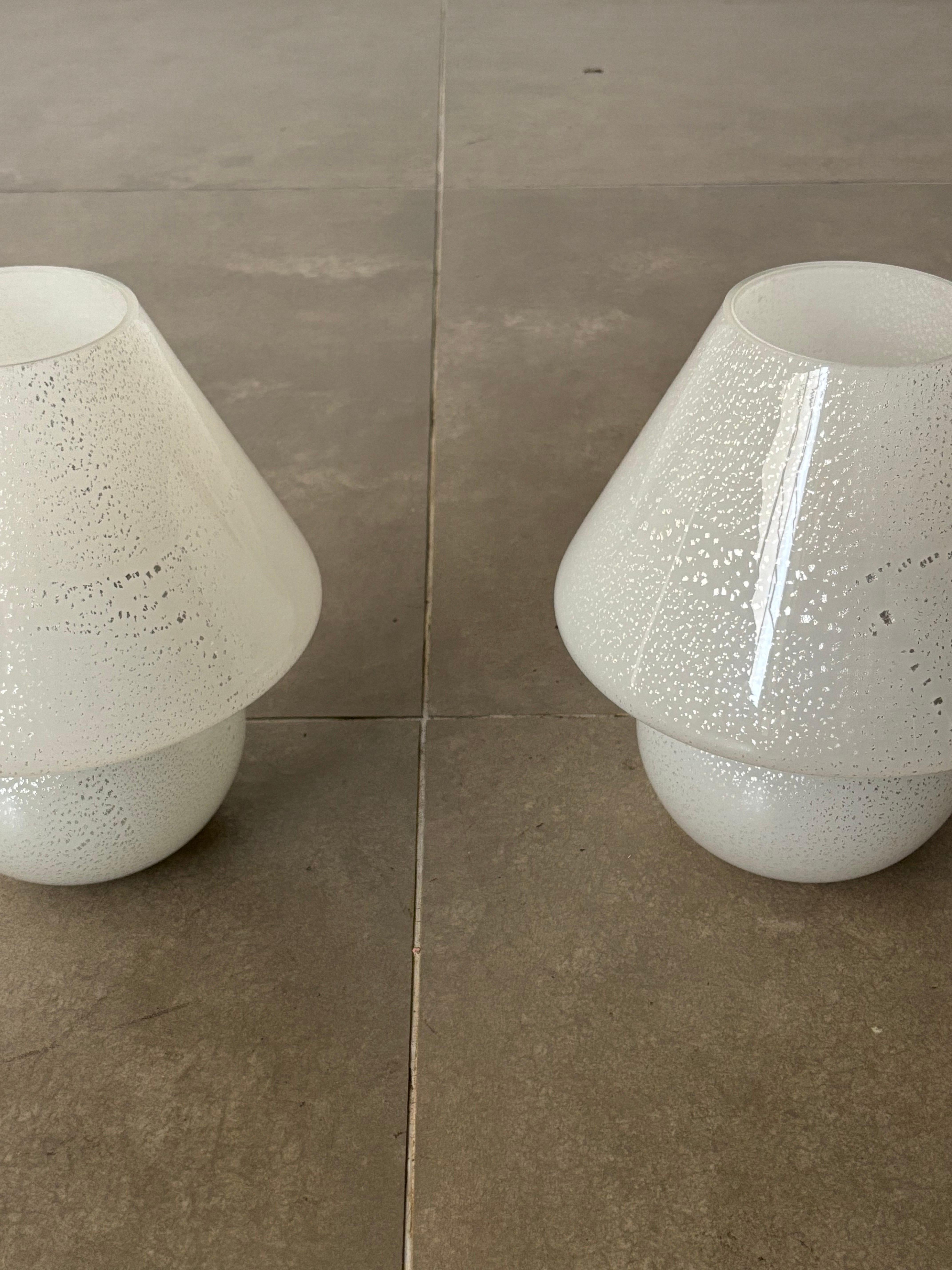 Pair of Mushroom table lamp in white Murano glass, 1960s Italy en vente 3