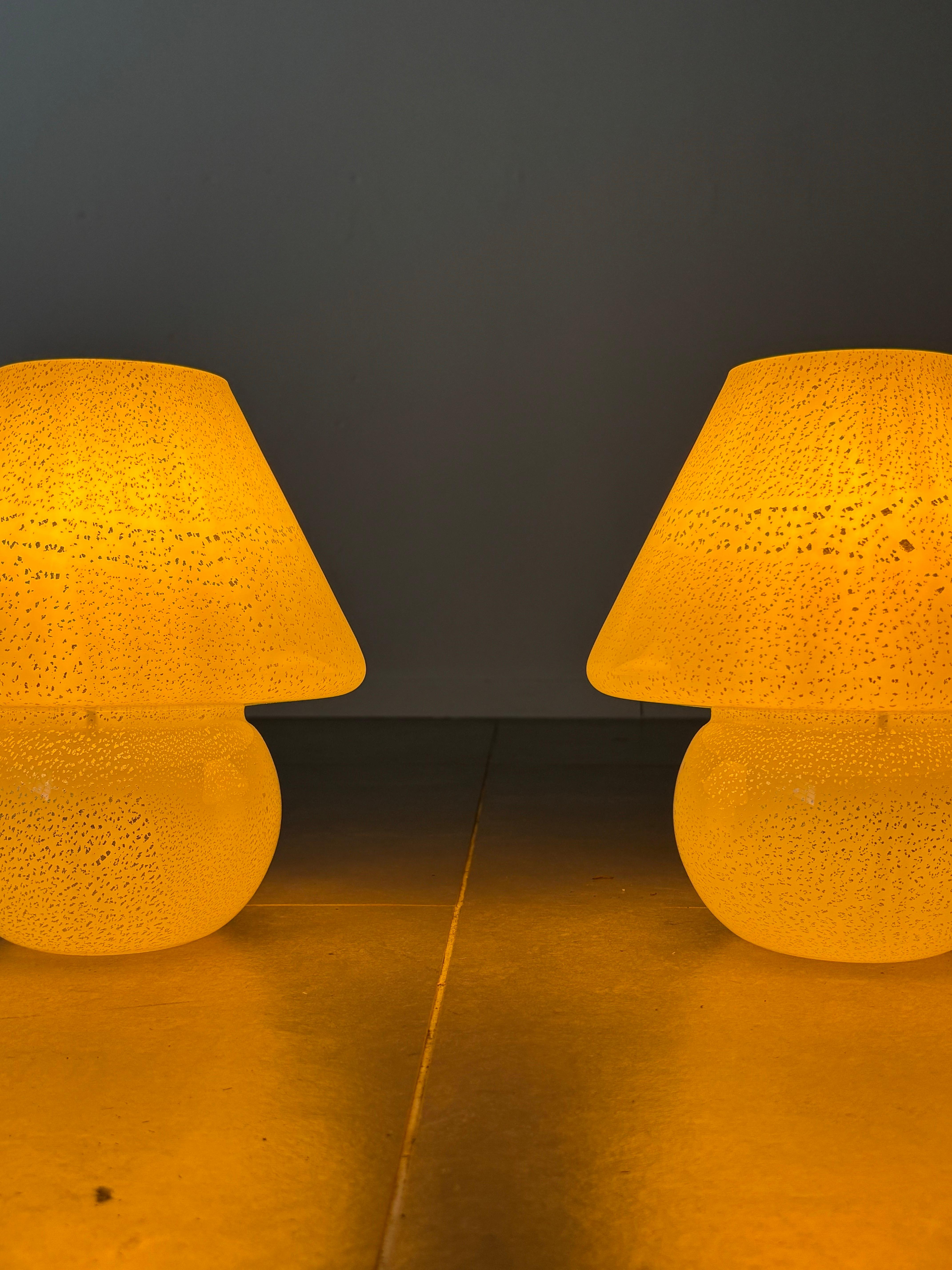 Pair of Mushroom table lamp in white Murano glass, 1960s Italy en vente 4