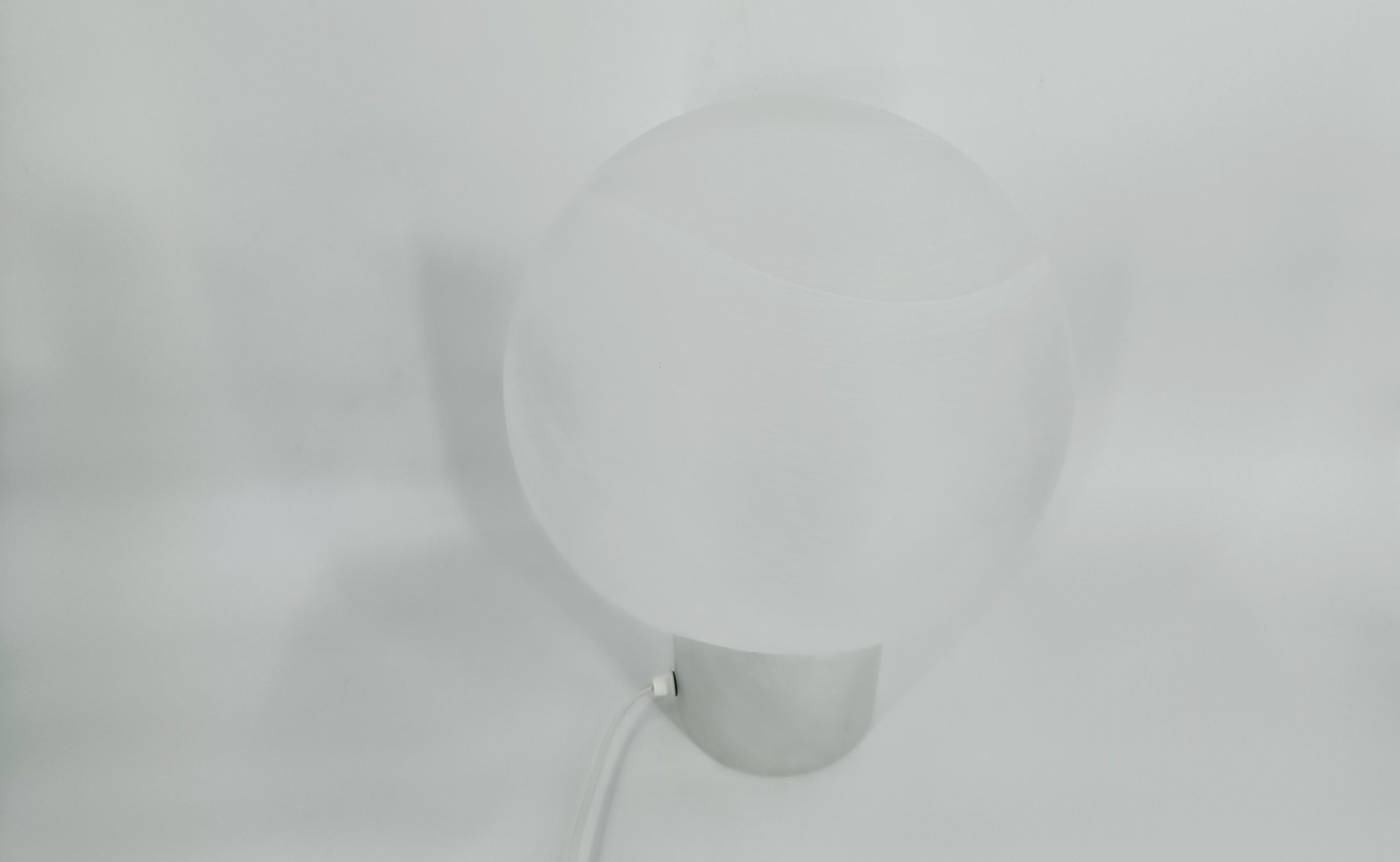 Paire de lampes de table 'champignon' en verre Murano vintage par Peiland Putzler.

Cette paire constitue une excellente paire de lampes de chevet qui émettent une lumière douce.

Années 1970 - Allemagne

Bon état, testé et prêt à l'emploi avec une