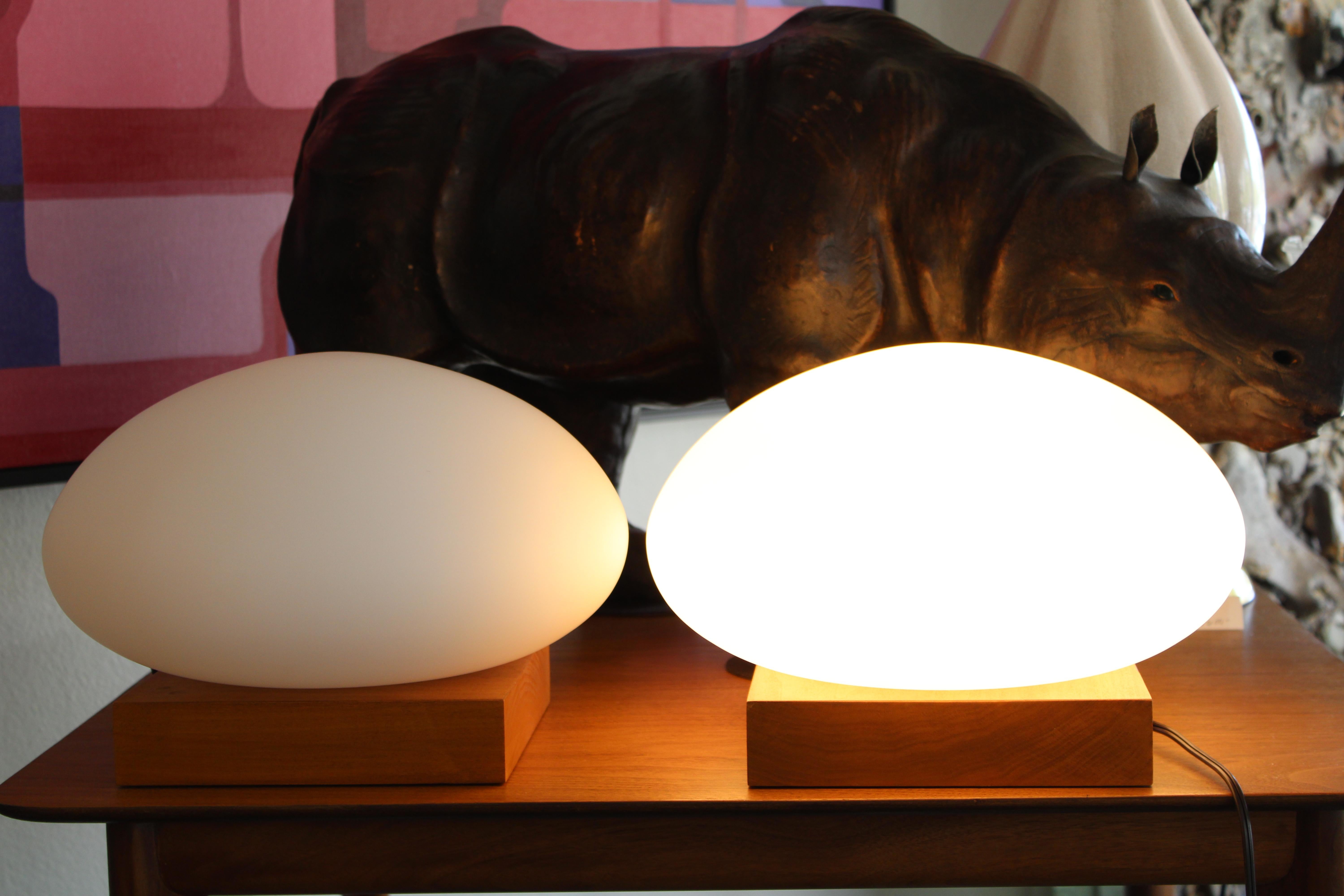 Paire de lampes de table en forme de champignon dans le style des lampes produites par The Table Company, Newark, NJ.  Les bases en noyer ont une largeur de 8