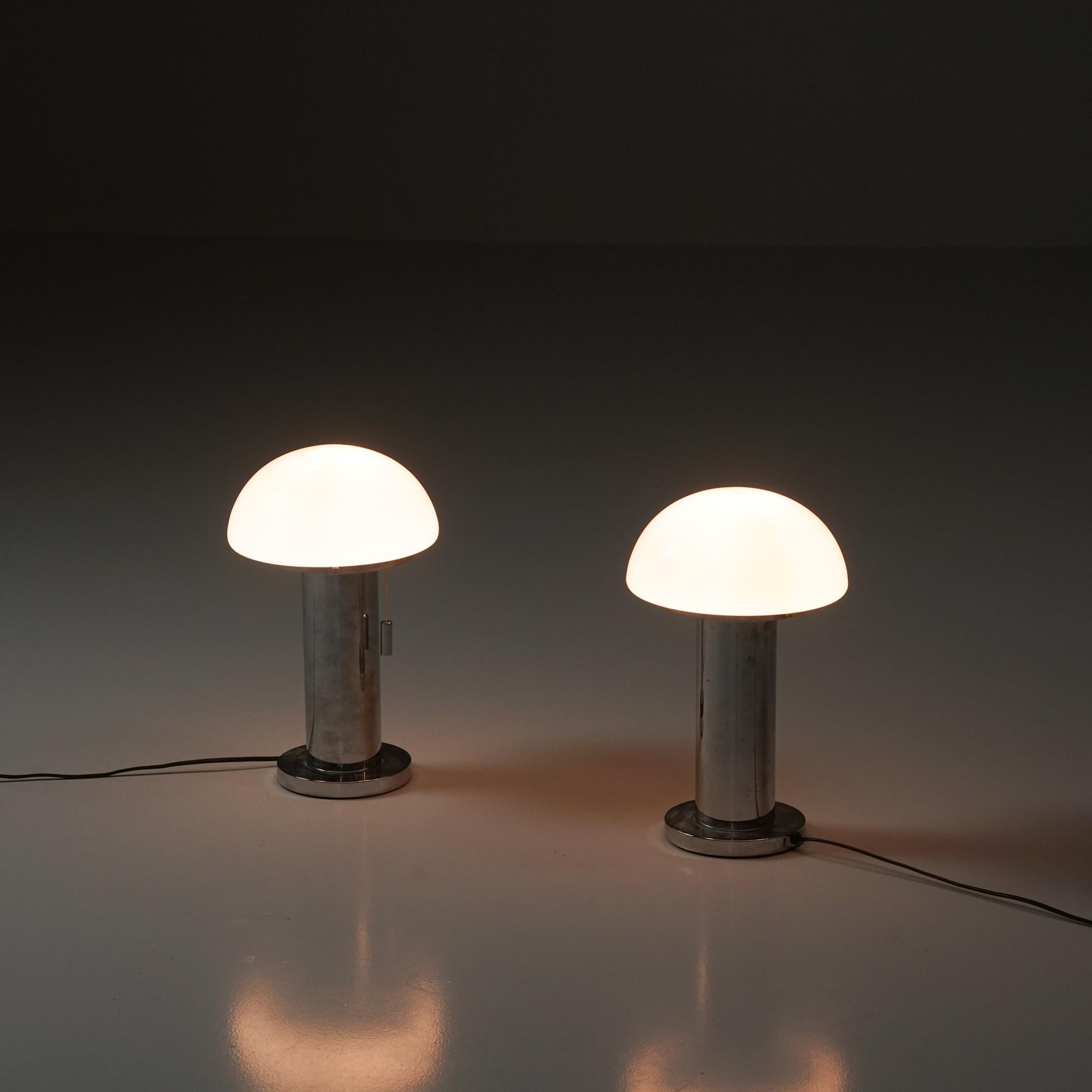 Coppia di lampade da tavolo a fungo, prodotte da Glashütte Limburg, anni 1970/1980. Telaio cromato con paralumi in vetro latte che poggiano sulla parte superiore del telaio. Buone condizioni vintage, patina coerente con l'età e l'uso. Le lampade