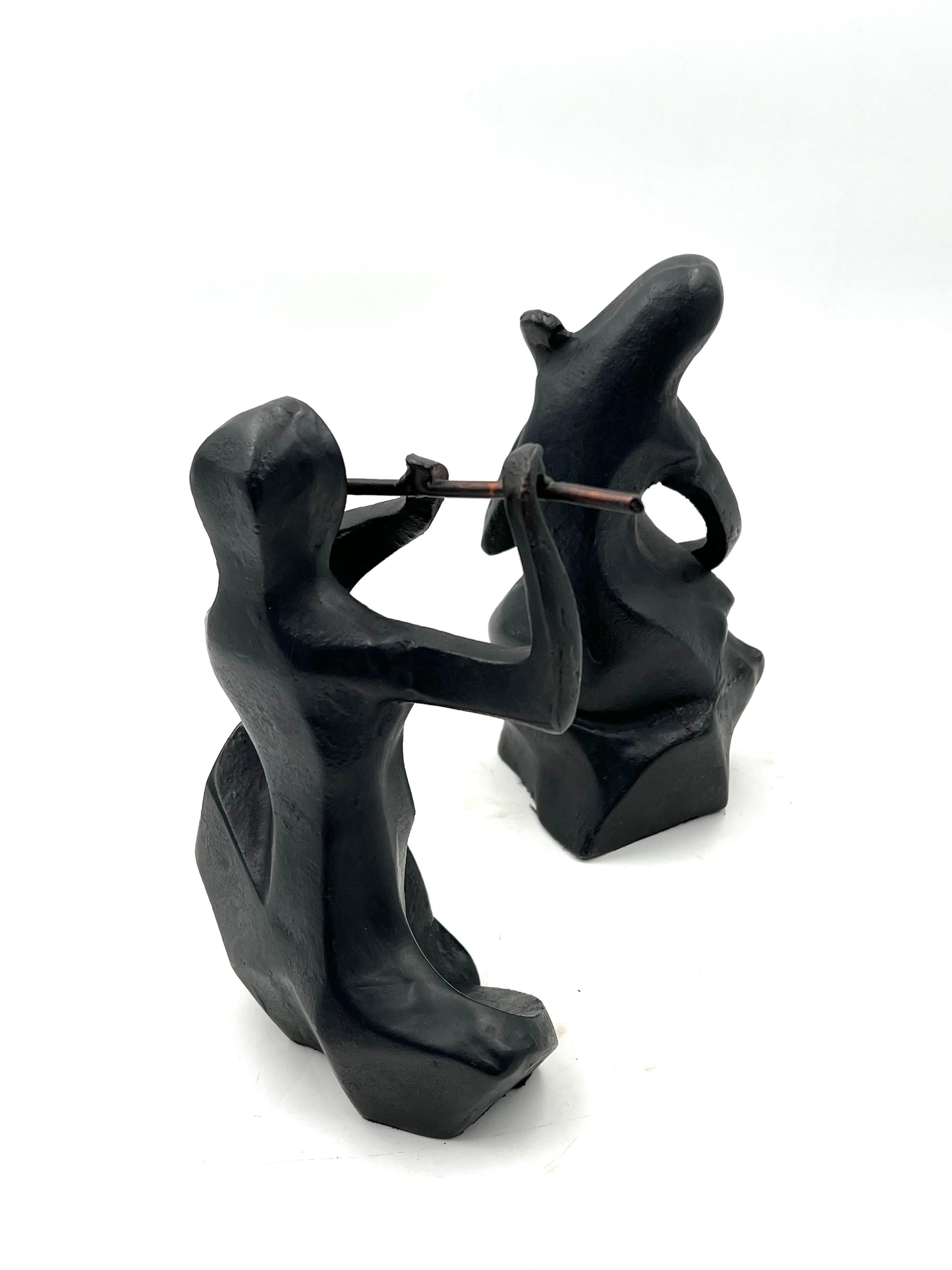 Ein Paar Musiker, Moderne Buchstützen-Skulpturen aus Gusseisen, Mitte des Jahrhunderts (Moderne der Mitte des Jahrhunderts) im Angebot